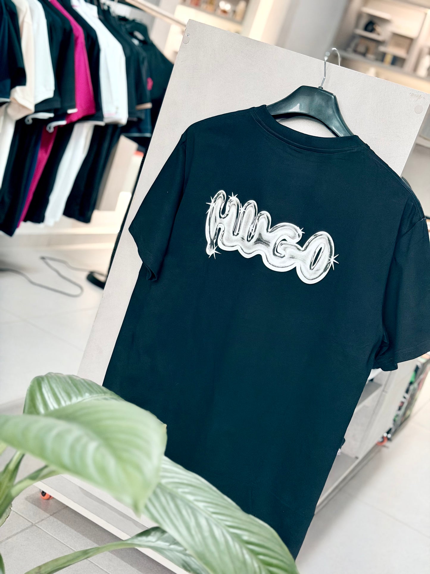 CAMISETA SLIM HUG NEGRA GRAFITI HUG