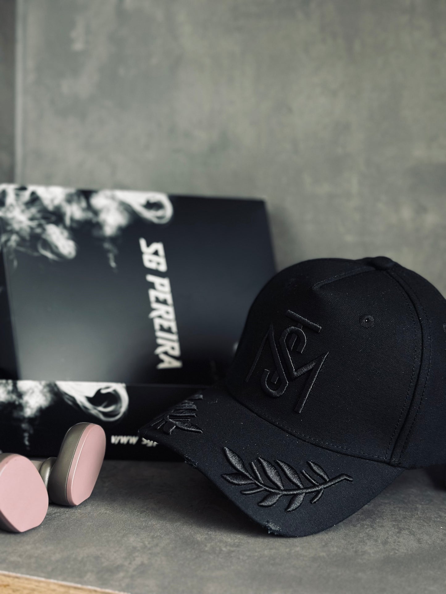 GORRA PREMIUM MON NEGRA RAMAS VISERA ALTORRELIEVE
