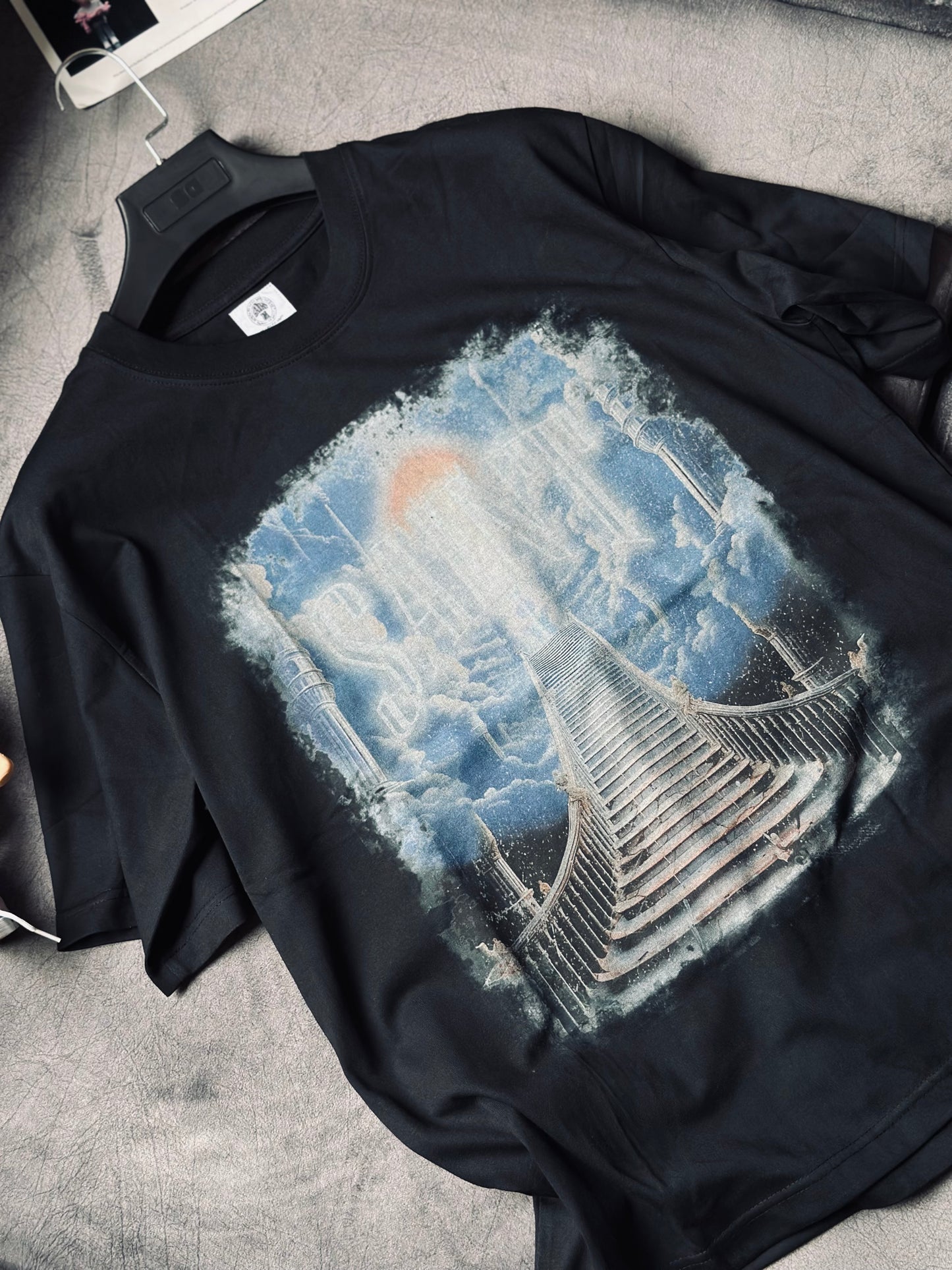 CAMISETA OVERSIZE SAI NEGRA ESCALERA CIELO