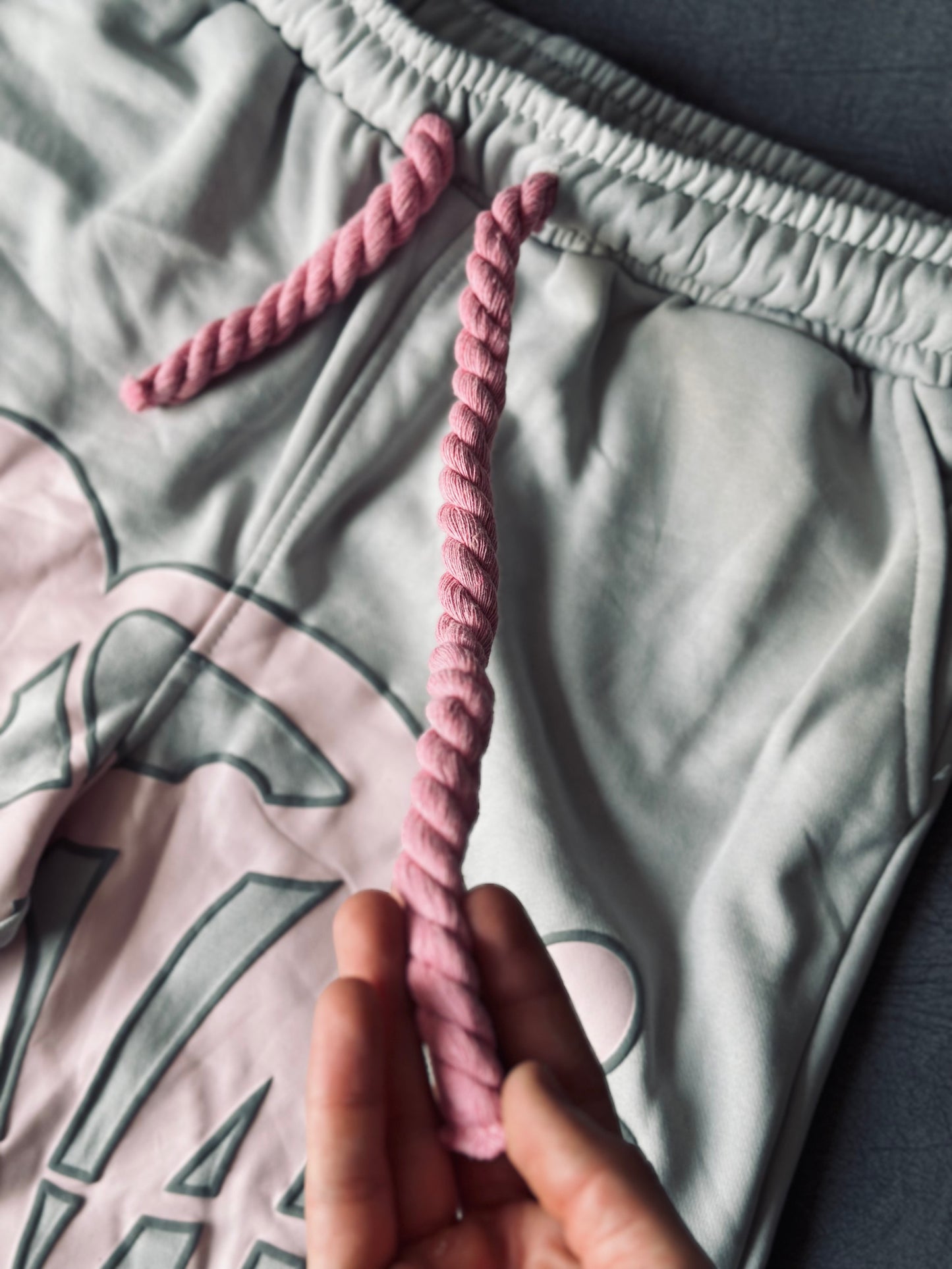 PANTALONETA SYN GRIS DETALLE ROSADO