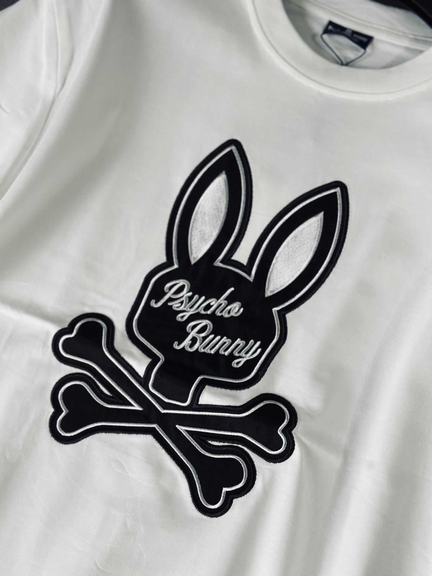 CAMISETA SLIM PSY BLANCA BORDE PLATEADO