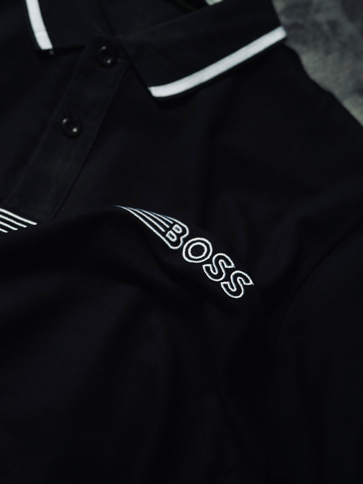 CAMISETA POLO BOS NEGRA BOS DELINEADO