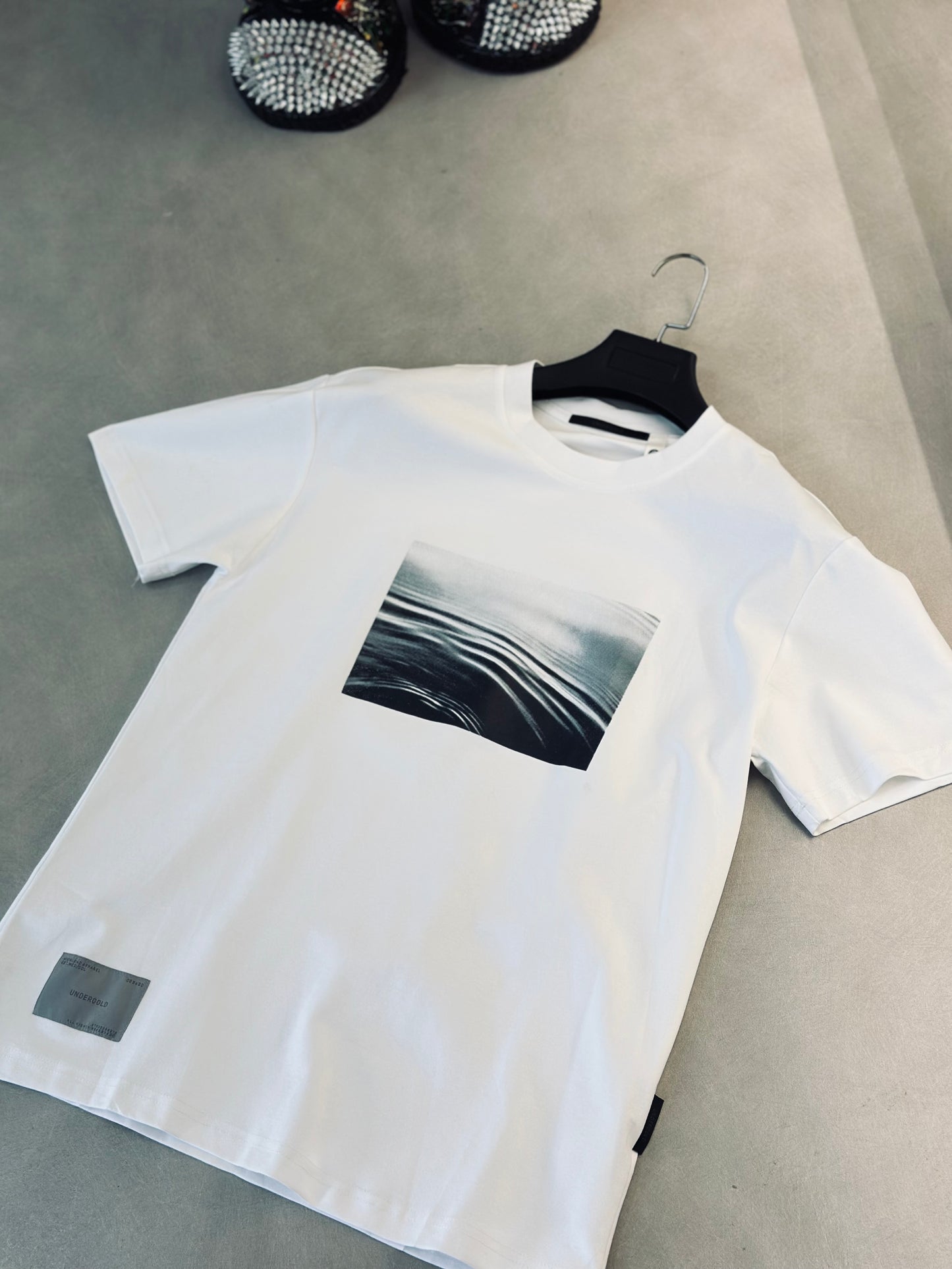 CAMISETA OVERSIZE UND BLANCA CUADRO FRONTAL