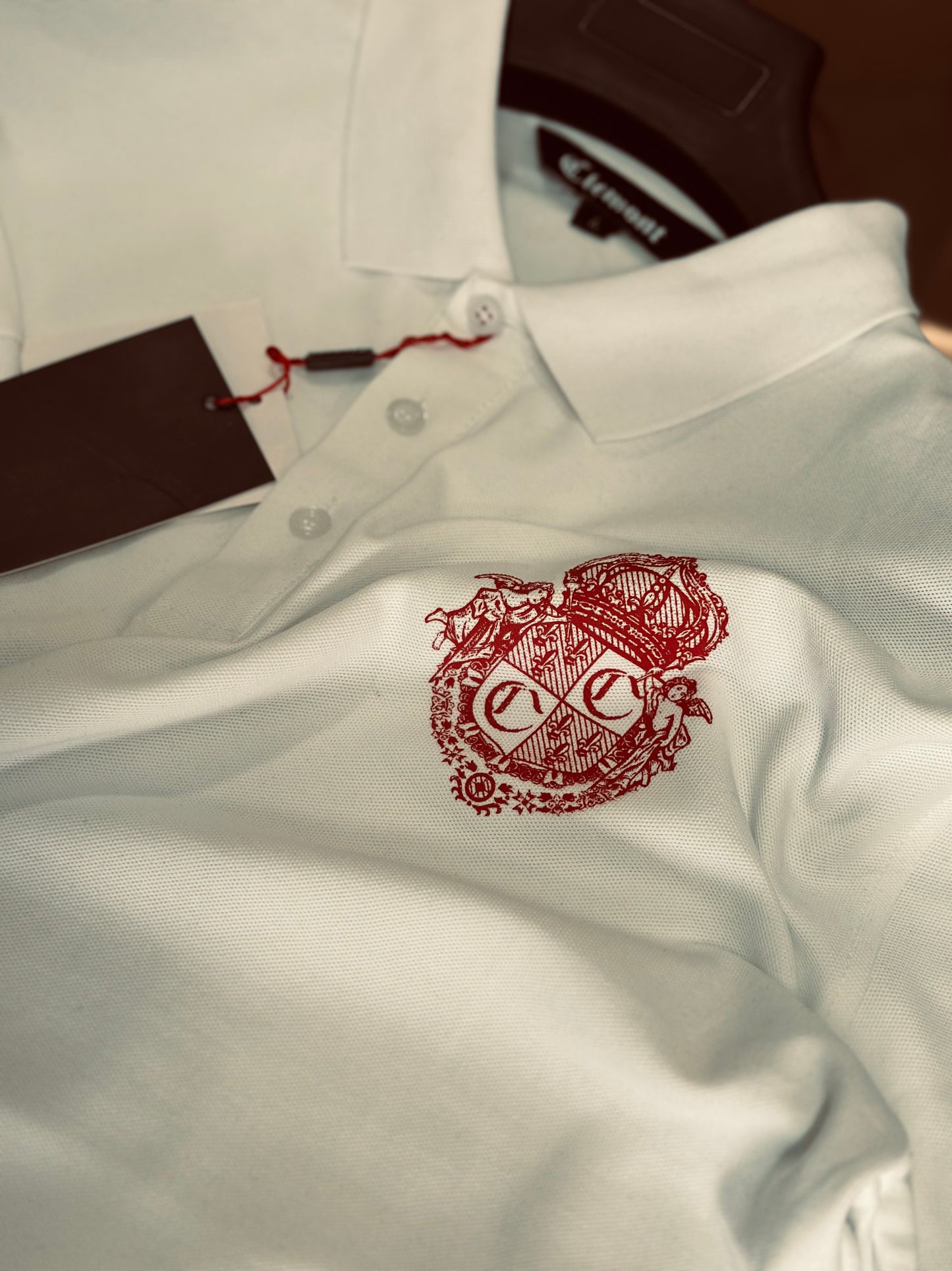 CAMISETA POLO CLE BLANCA ESCUDO ROJO