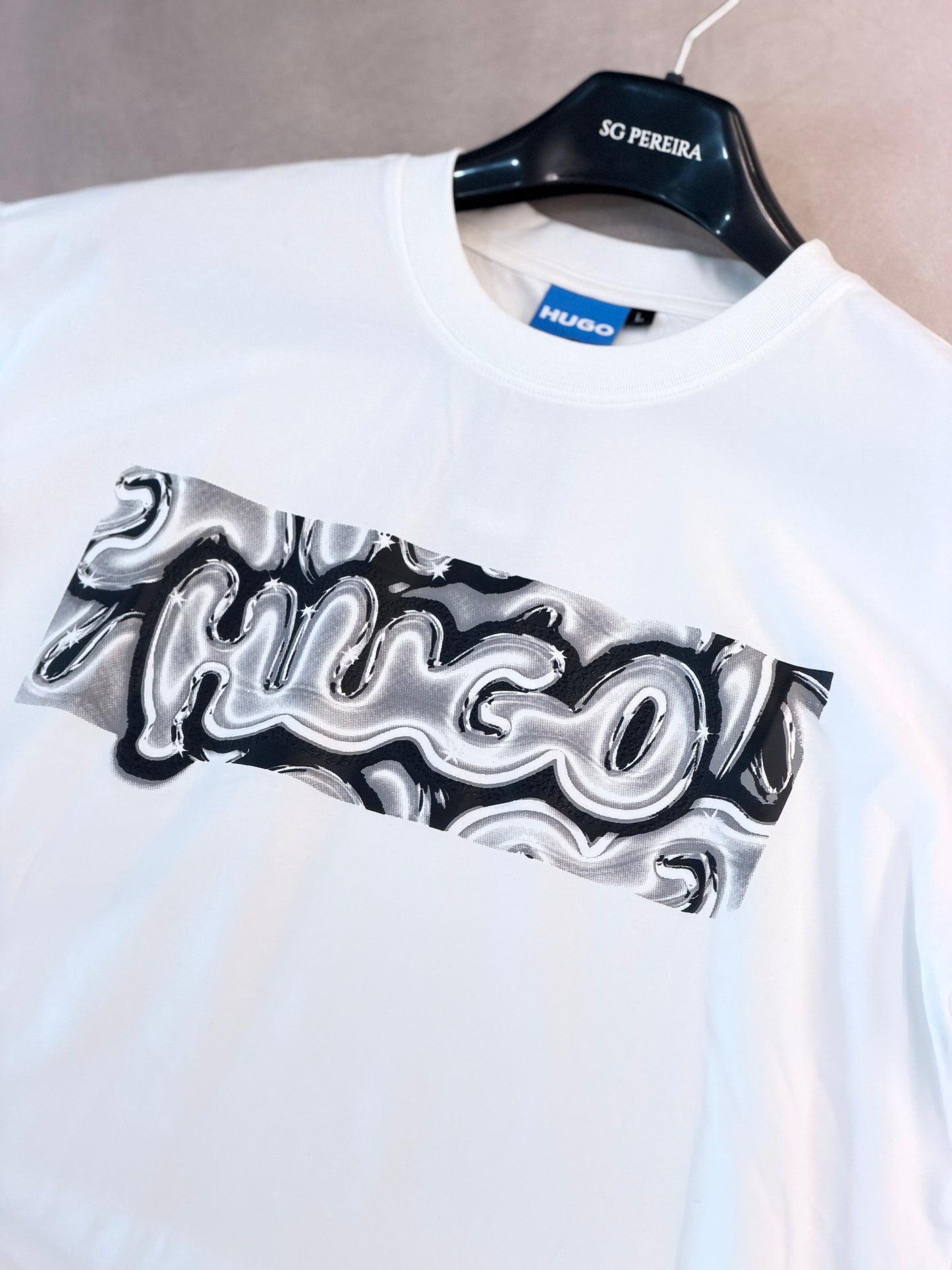 CAMISETA OVERSIZE HUG BLANCA HUG GRAFITI