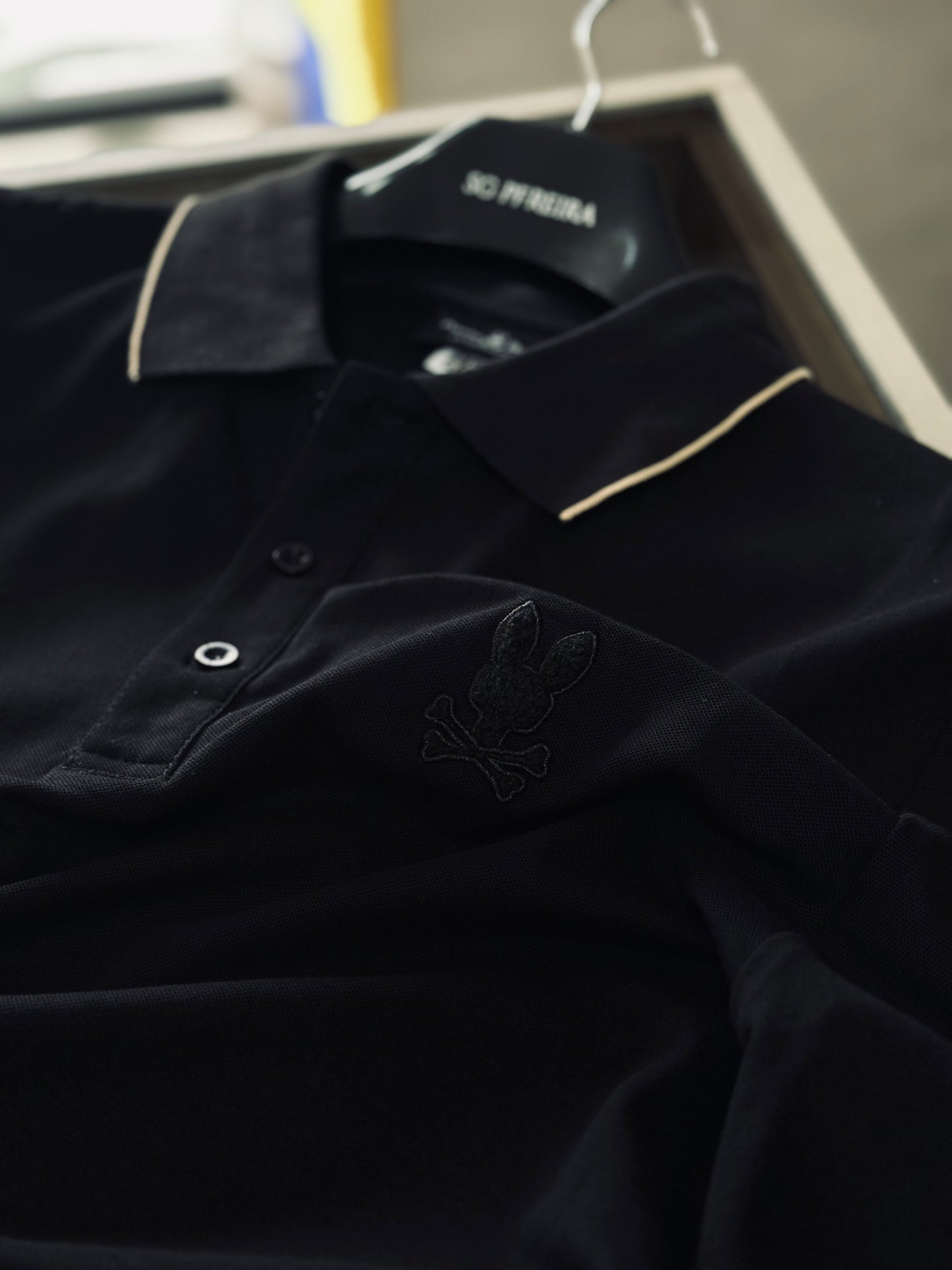 CAMISETA POLO PSY NEGRA LOGO GAMUSA