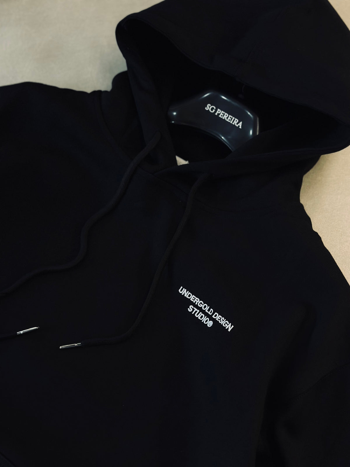 HOODIE UND NEGRO CLASICO UND BLANCO