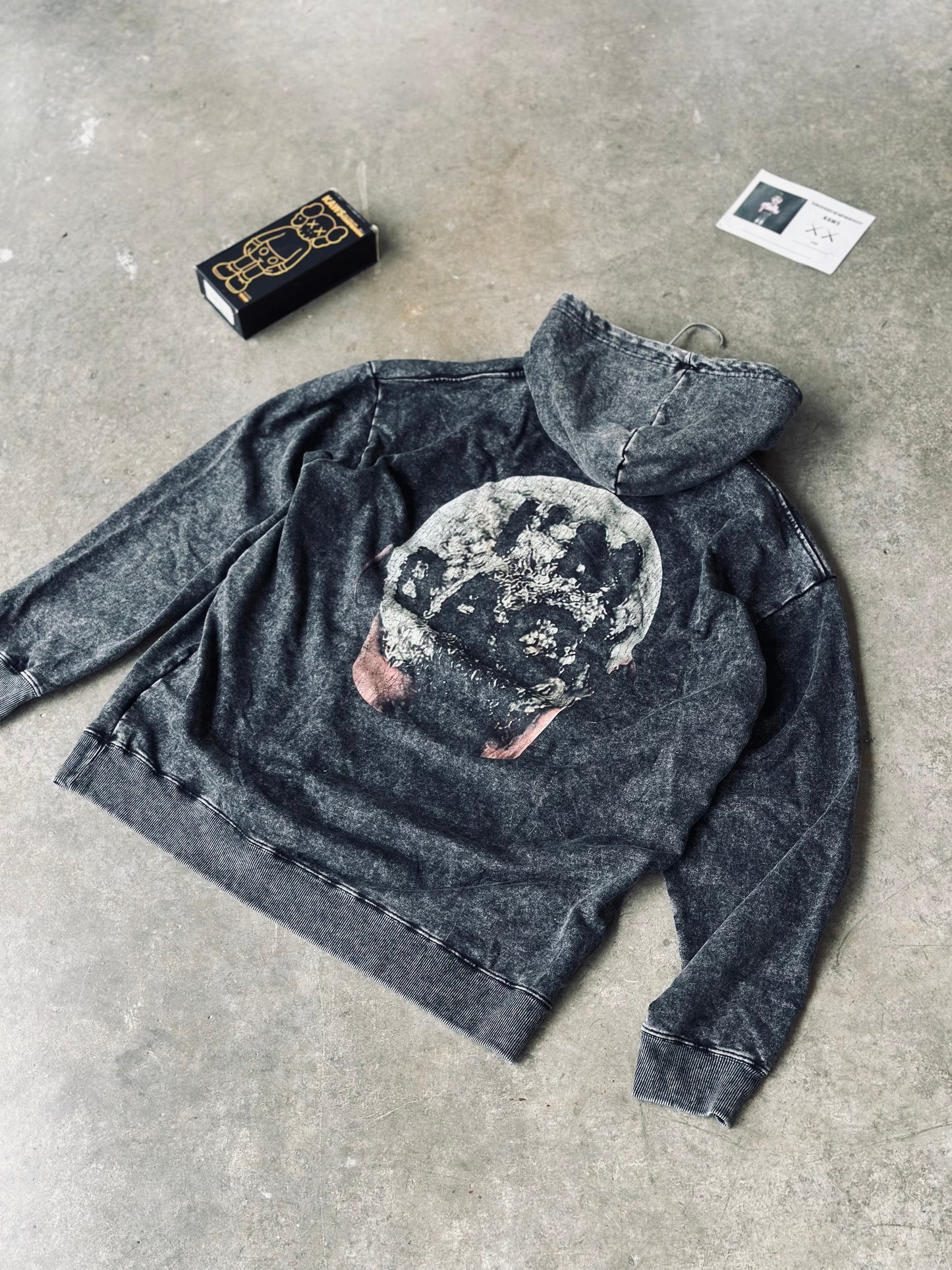 HOODIE WIN GRIS ROSTRO GAFAS