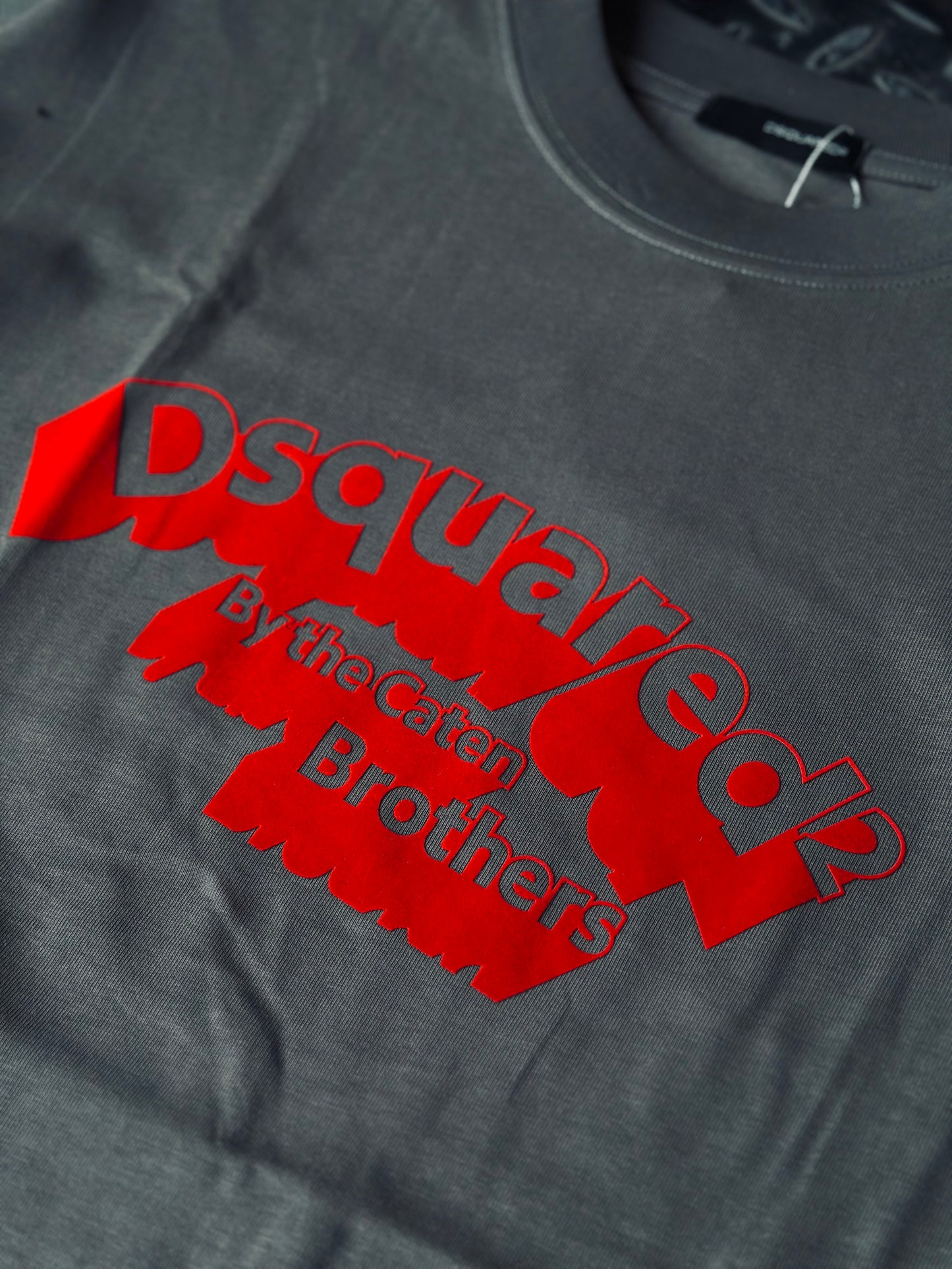 CAMISETA OVERSIZE DSQ GRIS LETRA ROJA