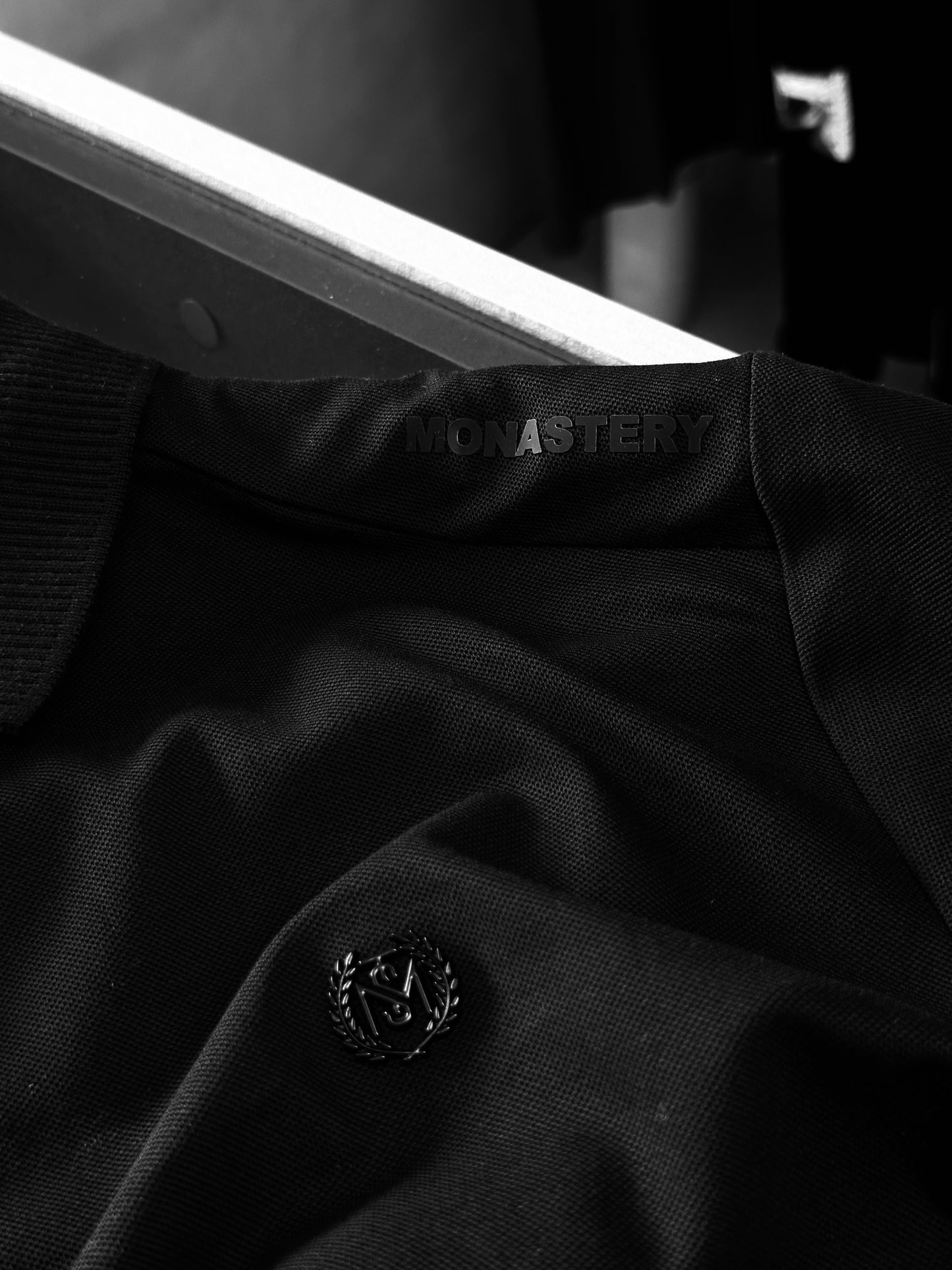 CAMISETA POLO MON NEGRA PLACA NEGRA MST