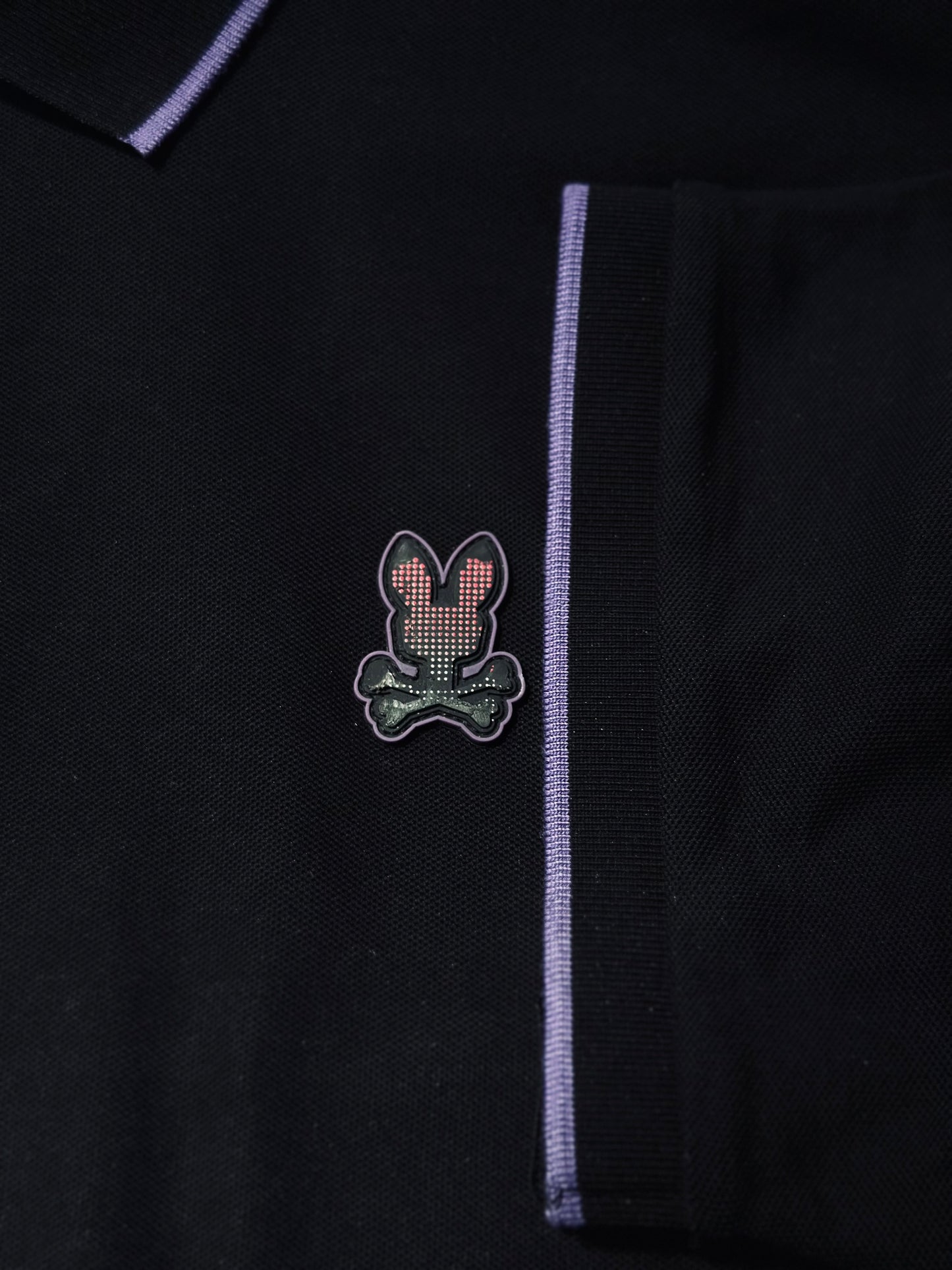 CAMISETA POLO PSY NEGRA LINEA MORADA