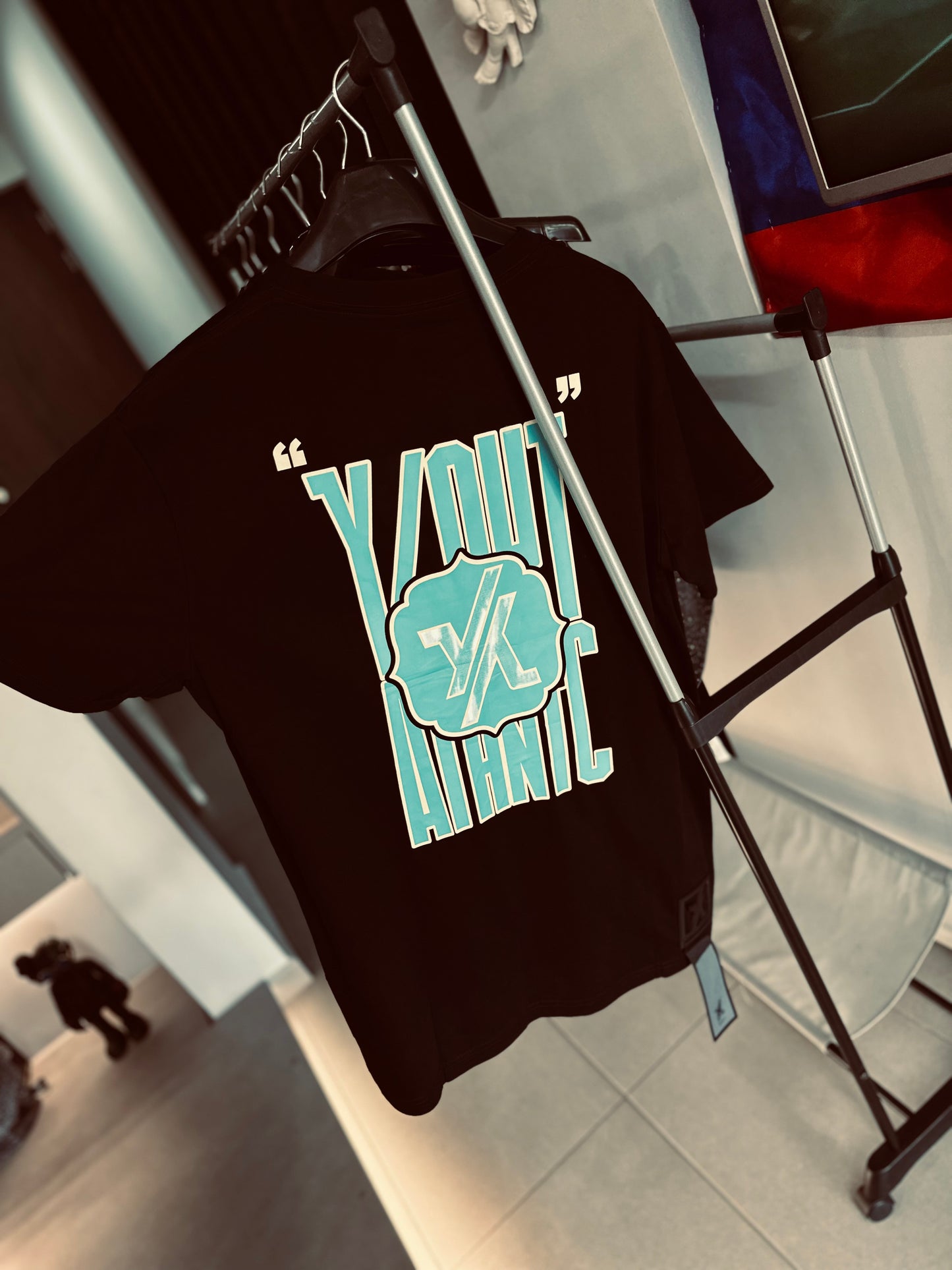 CAMISETA SLIM YOU NEGRA LOGO AZUL