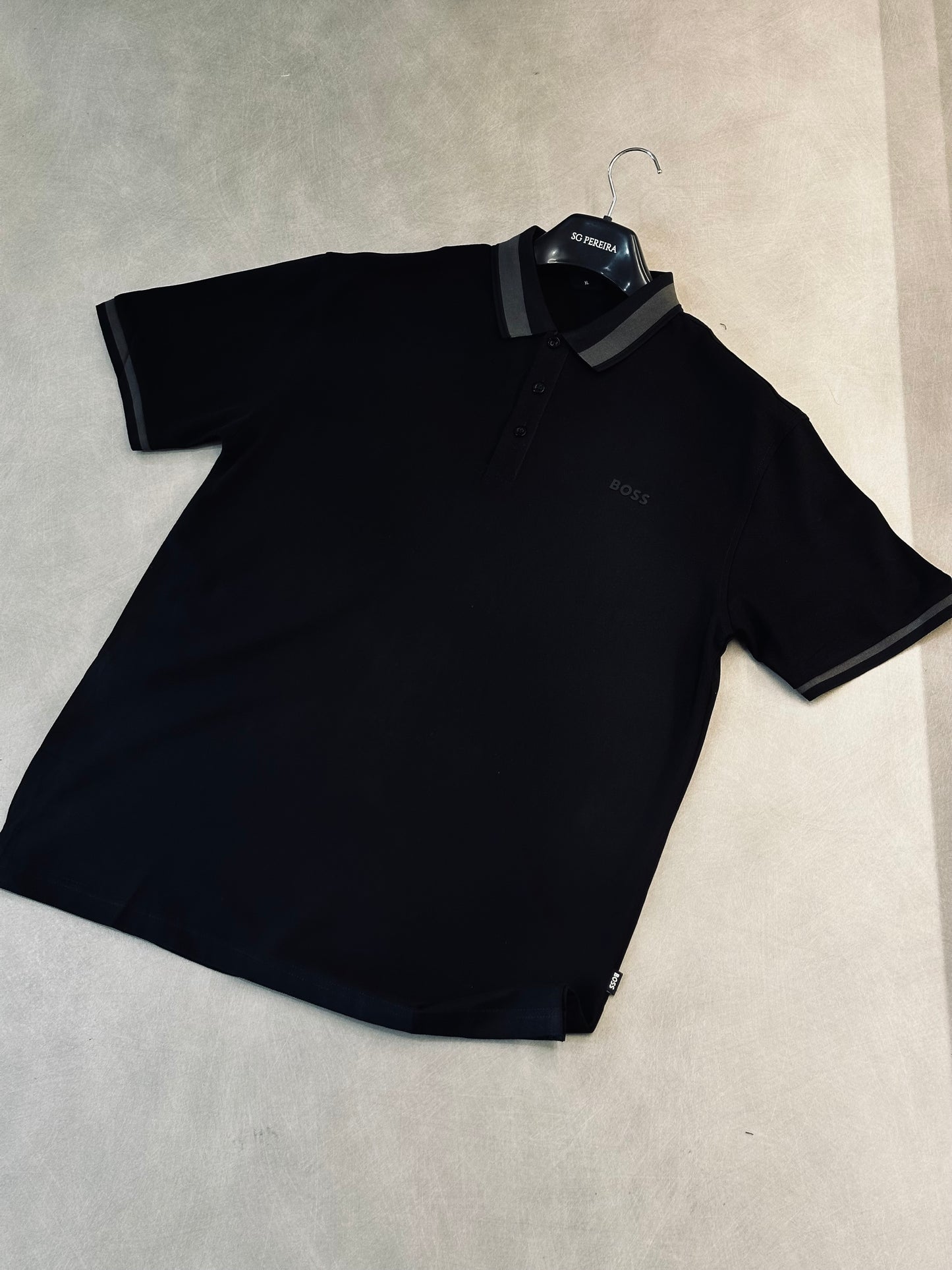 CAMISETA POLO BOS NEGRA LINEA CUELLO GRIS