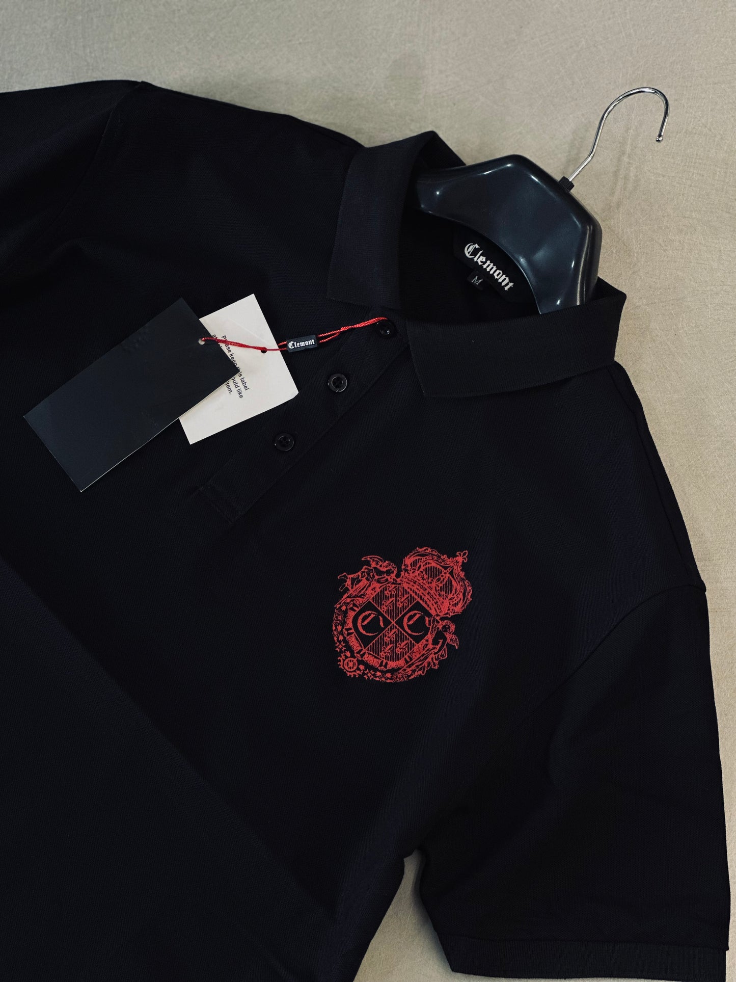 CAMISETA POLO CLE NEGRA ESCUDO ROJO