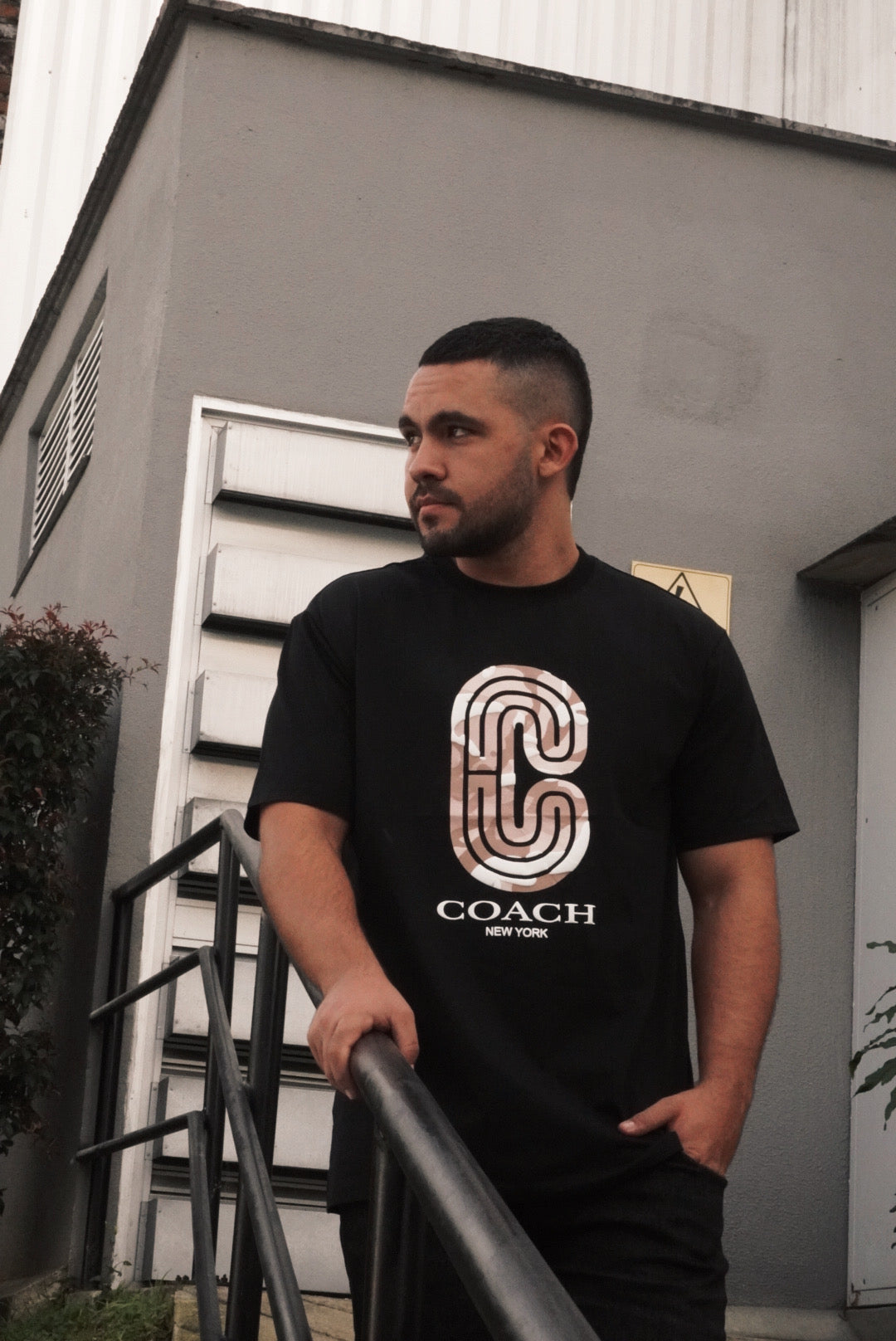 CAMISETA SLIM COA NEGRA C CAMUFLAJE
