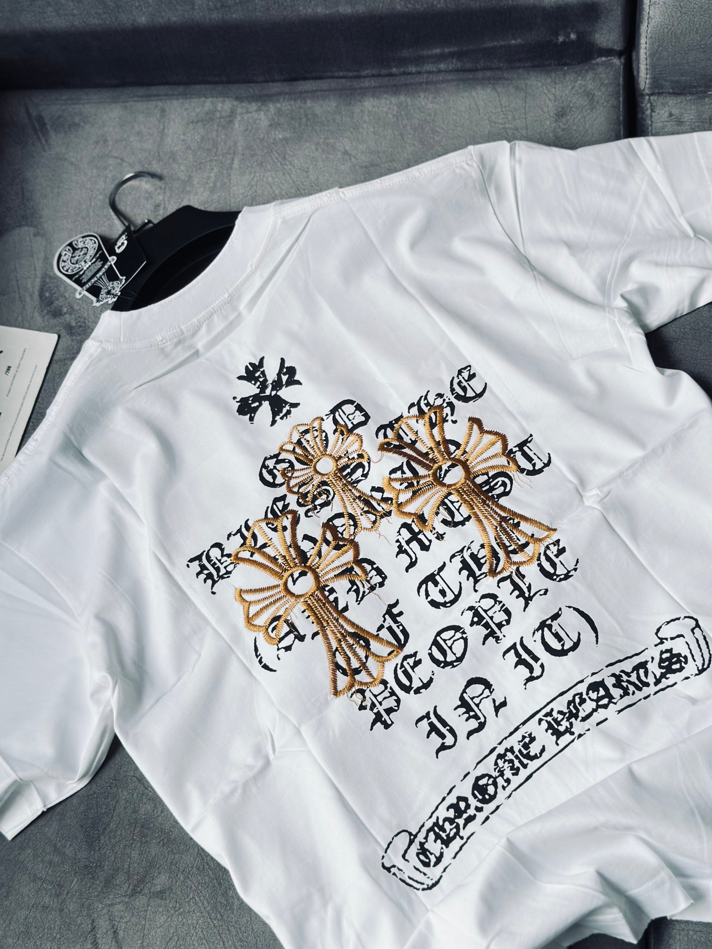CAMISETA OVERSIZE CHR BLANCA CRUZ BORDADO CAFÉ