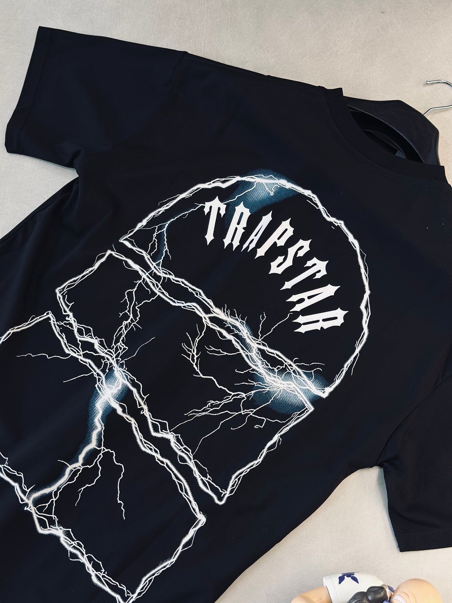 CAMISETA OVERSIZE TRA NEGRA "T" FRONTAL