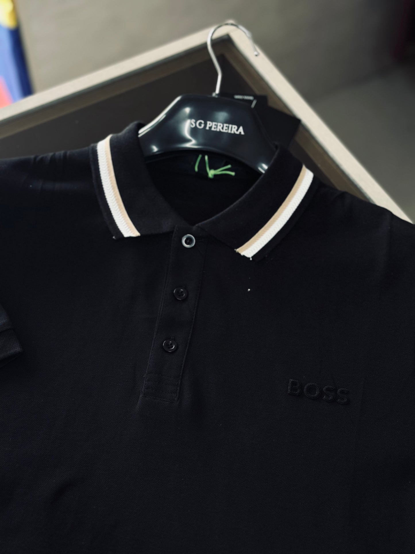 CAMISETA POLO BOS NEGRA CUELLO CAF/BLAN