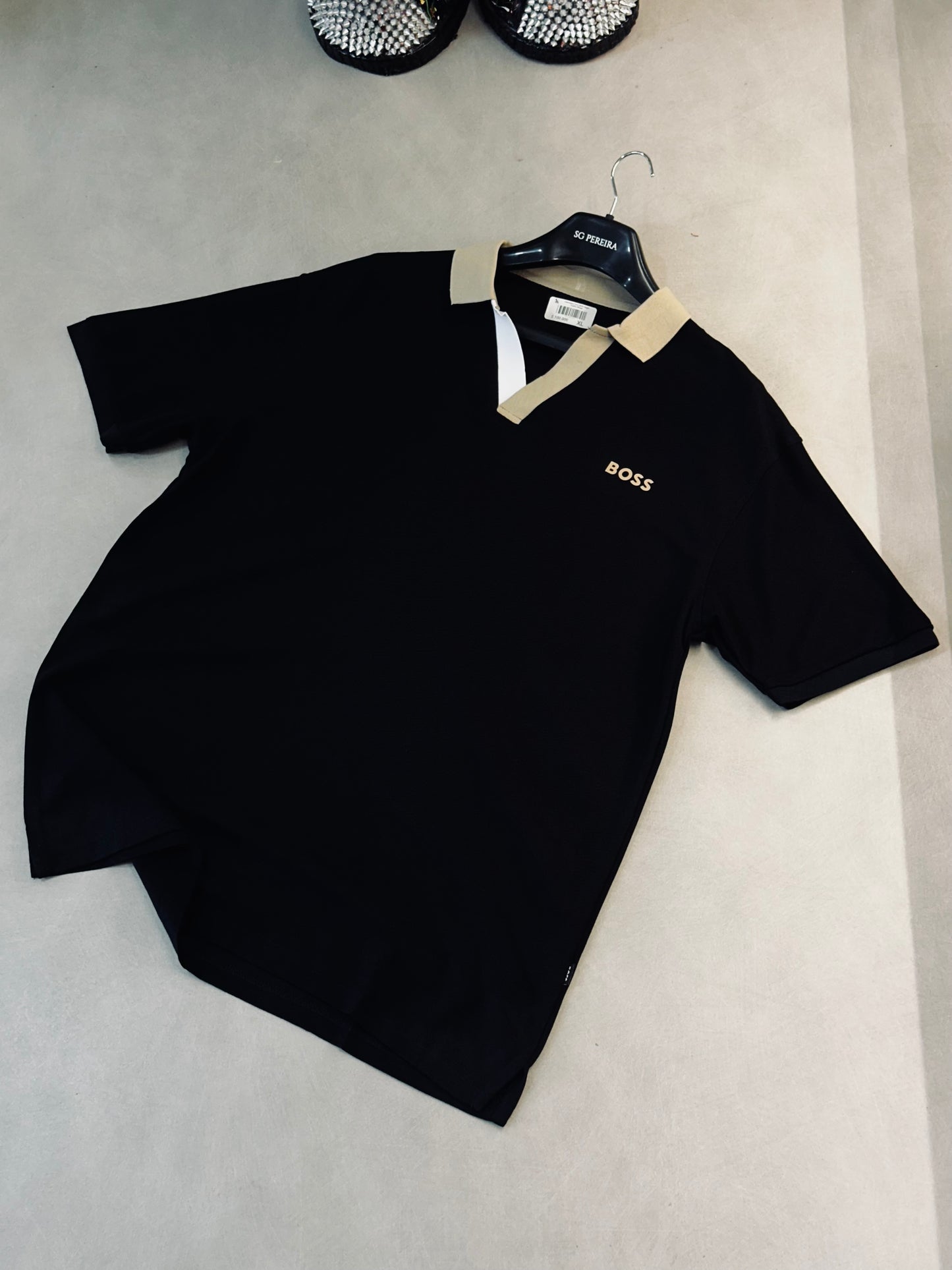 CAMISETA POLO BOS NEGRA CUELLO BEIGE