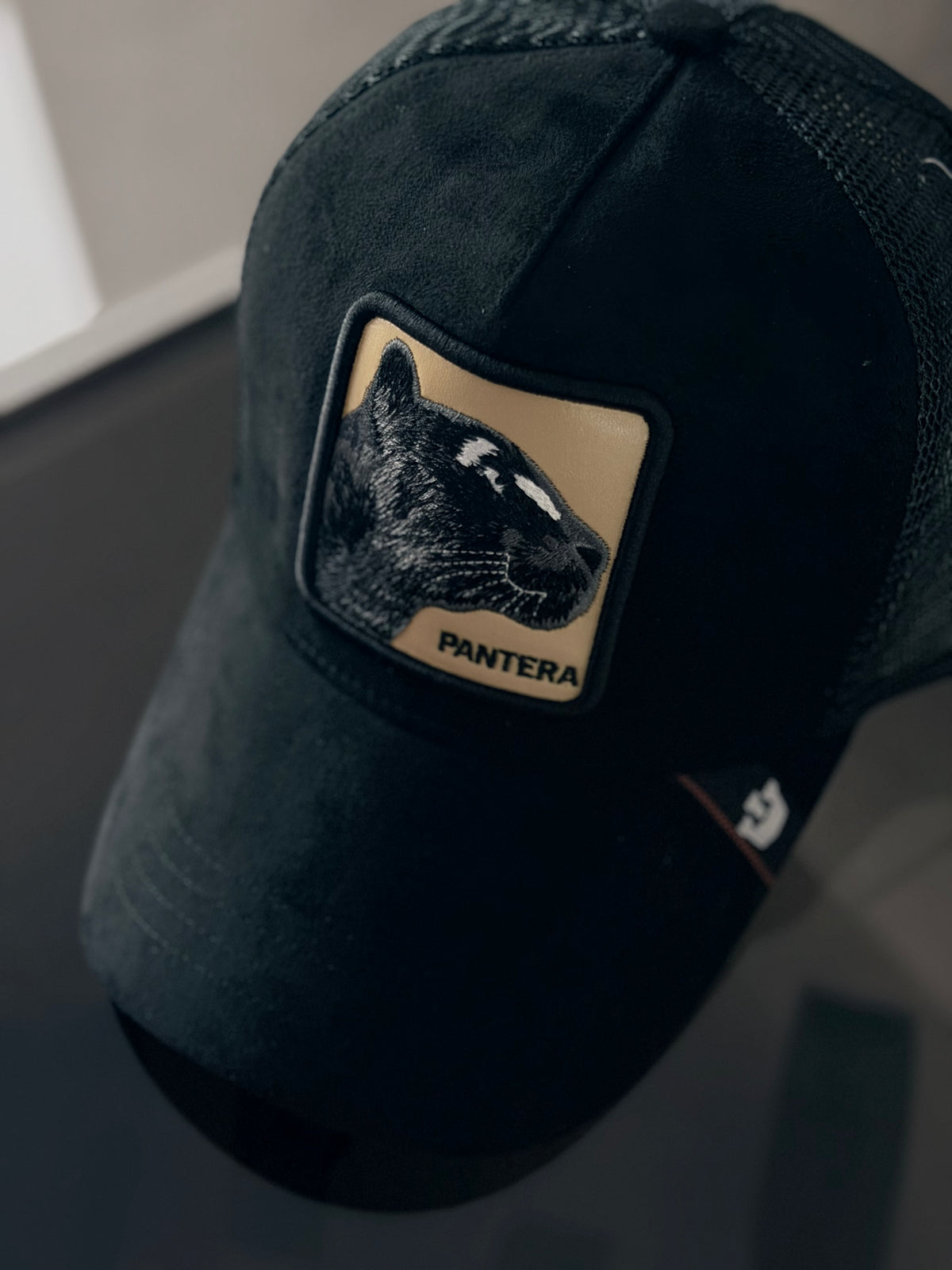 GORRA GOO NEGRA GAMUSA PANTERA AMARILLO