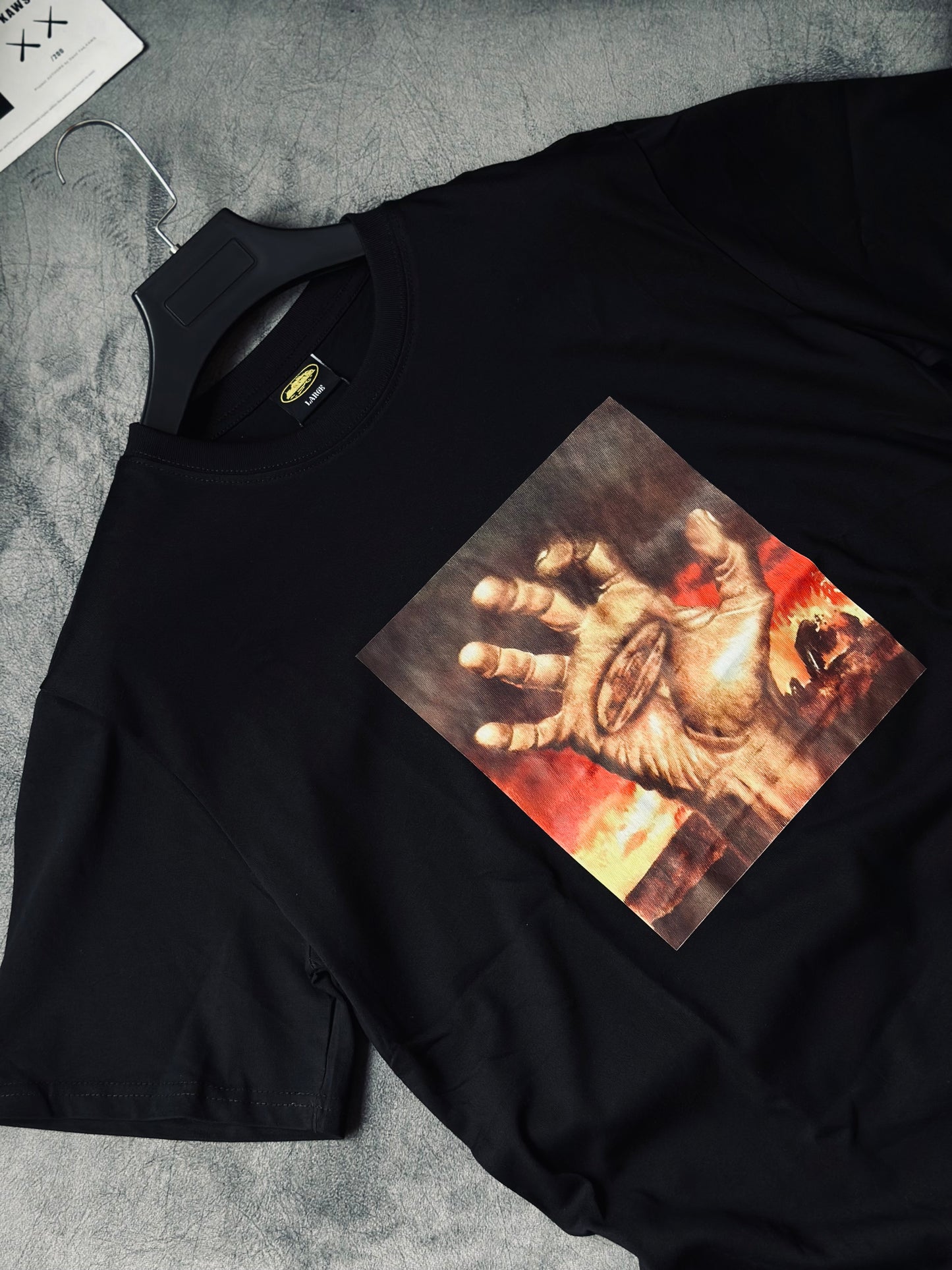 CAMISETA OVERSIZE COR NEGRA MANO OJO