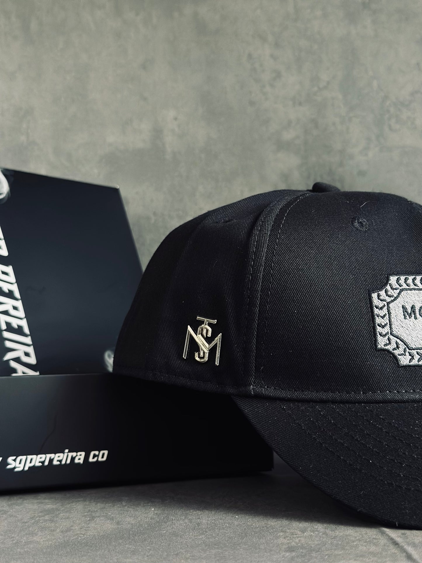 GORRA PREMIUM MON NEGRA CUADRO GRIS COUT