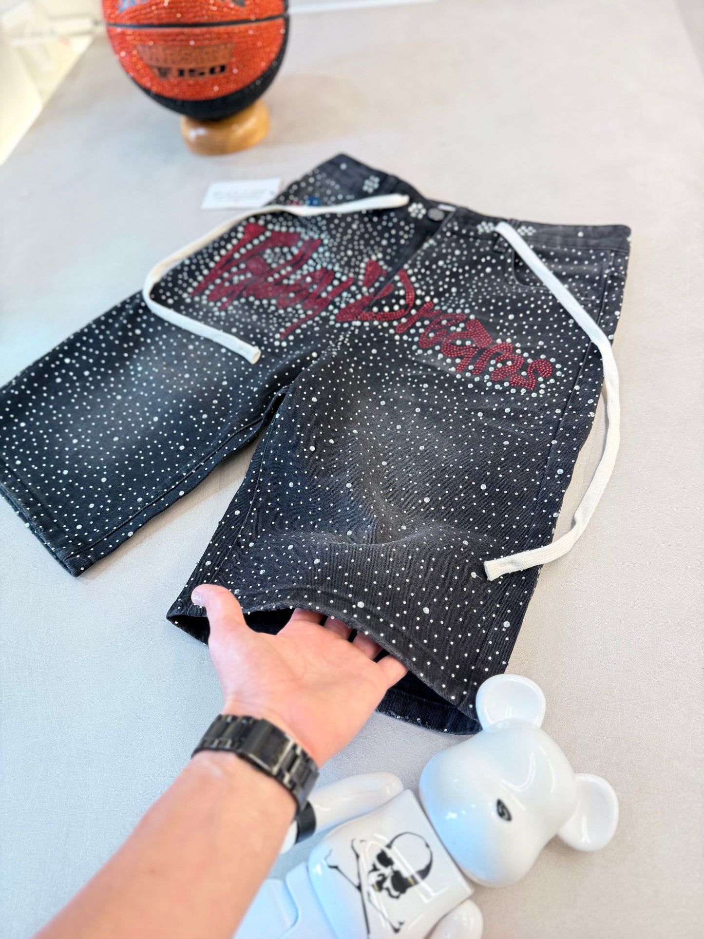 SHORT VAL NEGRO RHINESTONE DETALLE ROJO
