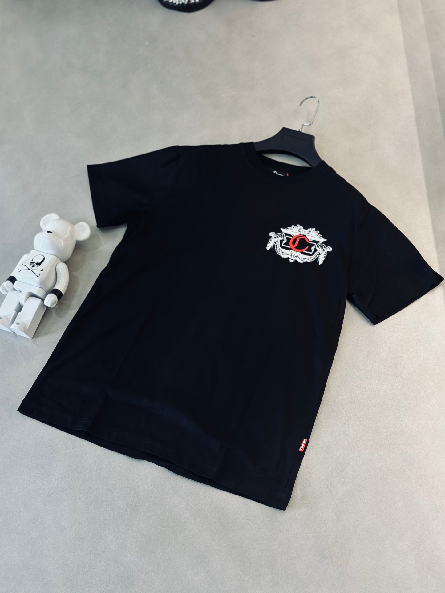 CAMISETA SLIM CLE NEGRA C ROJA ESCUDO