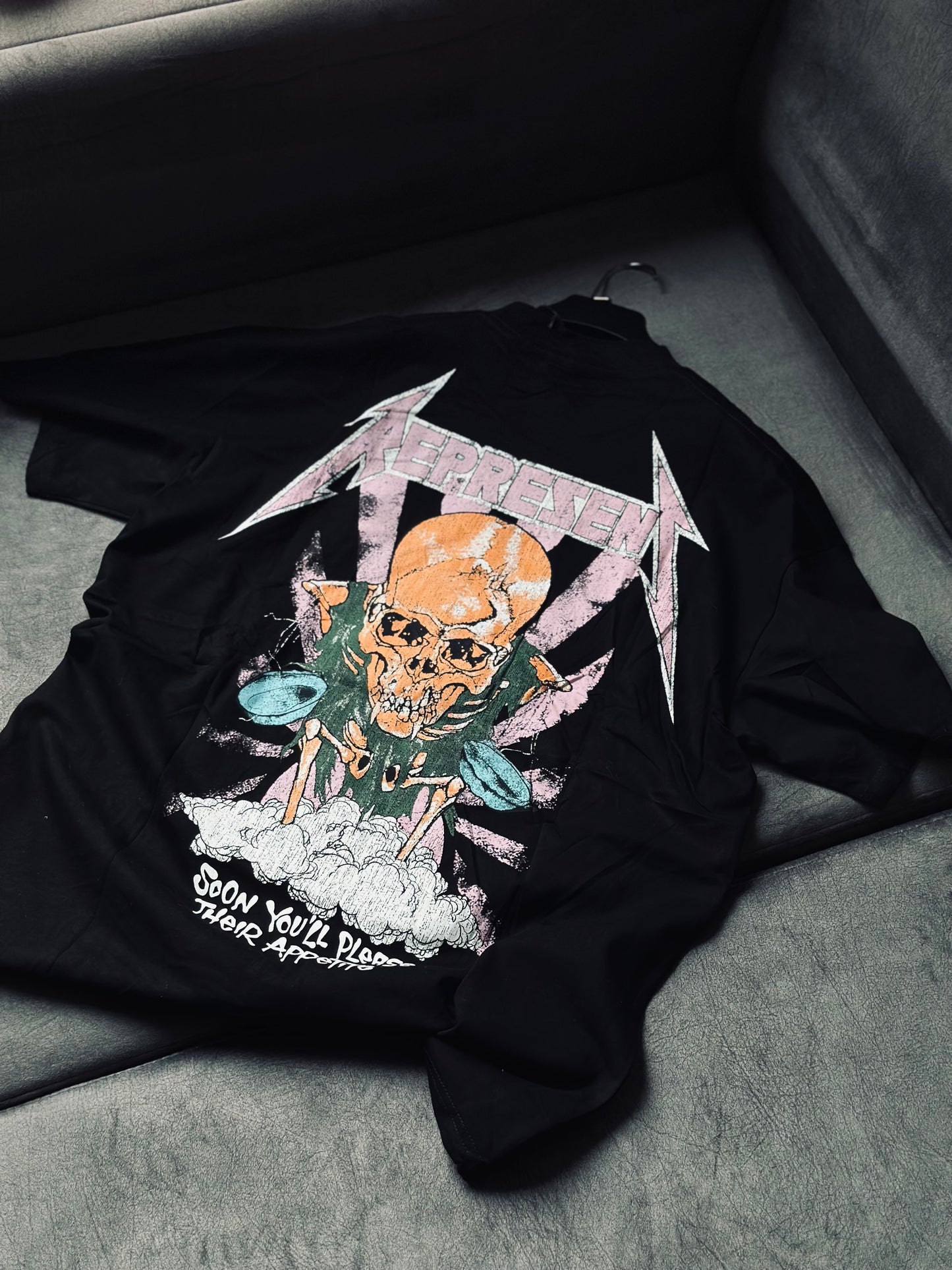 CAMISETA OVERSIZE REP NEGRA METALLICA ESCULTURA