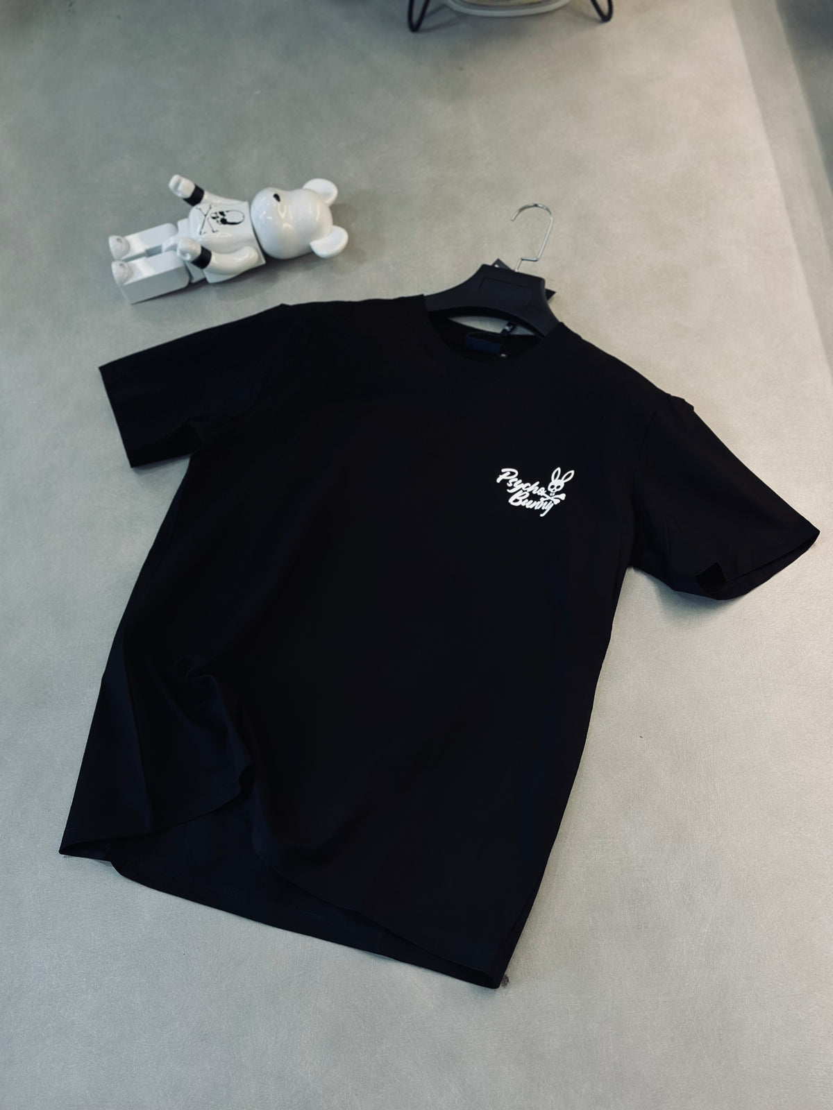 CAMISETA SLIM PSY NEGRA CONEJO BLANCO
