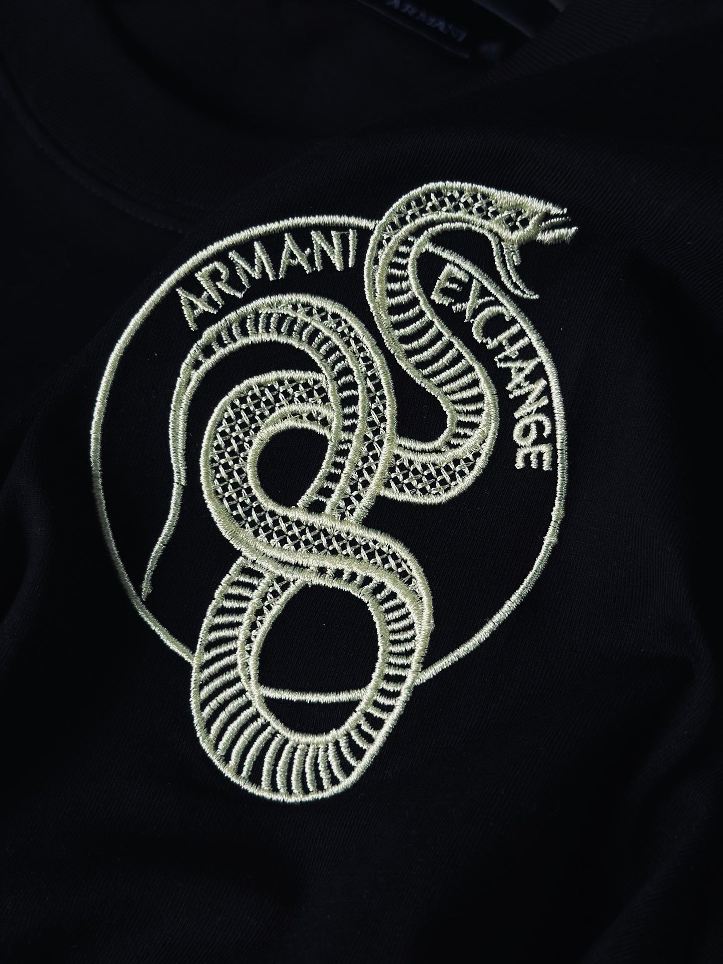 CAMISETA SLIM ARM NEGRA SERPIENTE