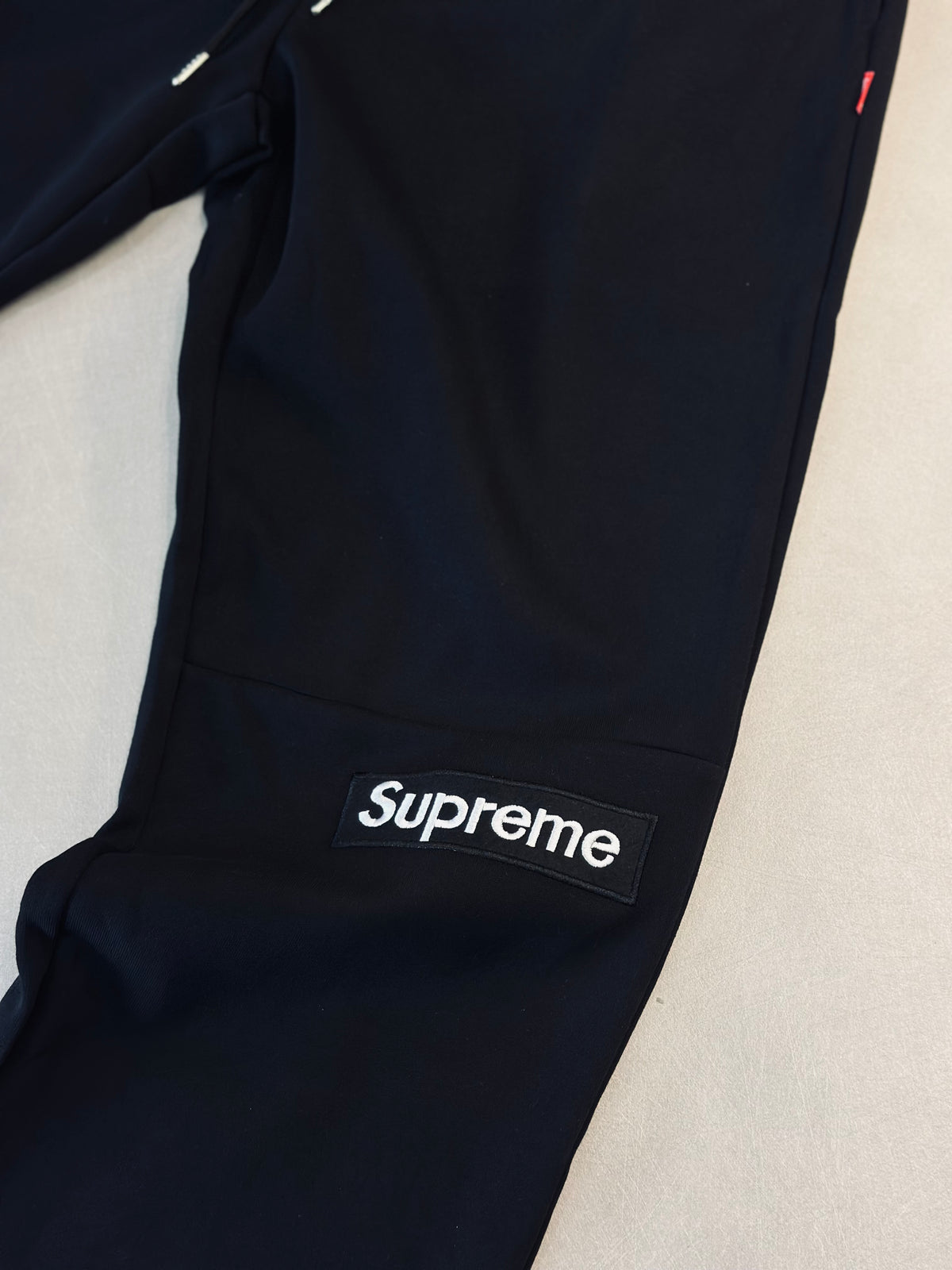 SUDADERA SUP NEGRO SUPR TEJIDO BLANCO