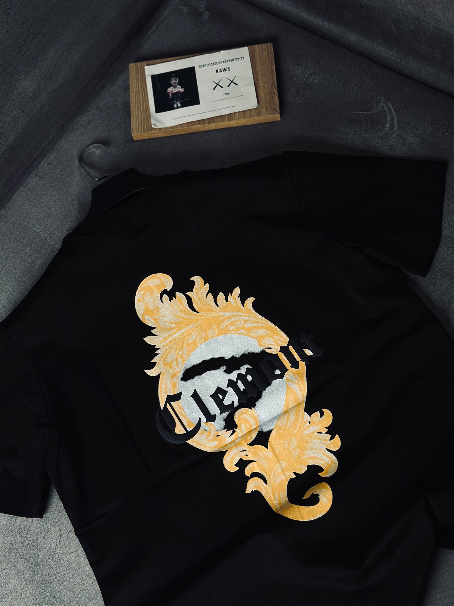 CAMISETA SLIM CLE NEGRA DISEÑO AMARILLO