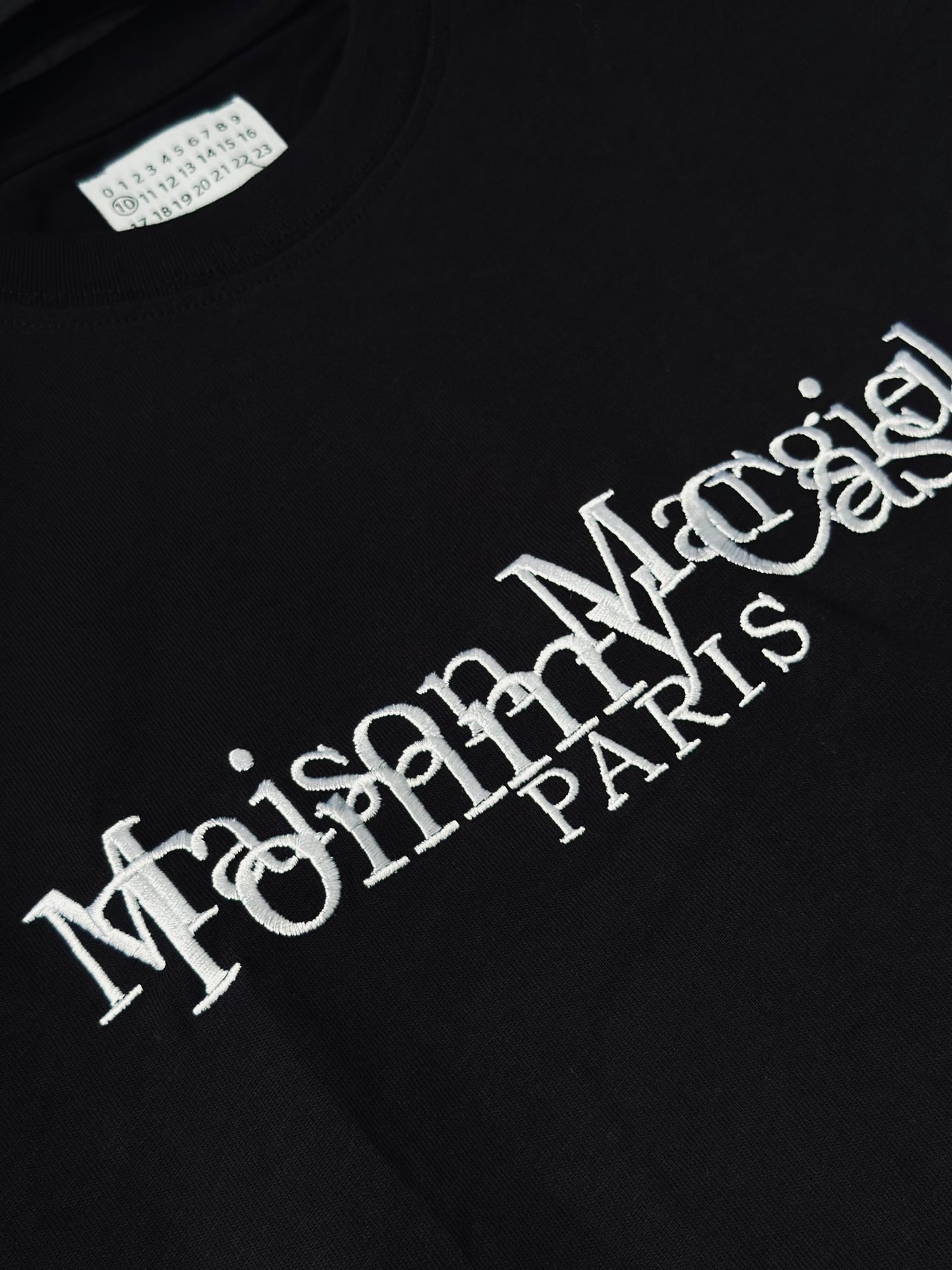 CAMISETA OVERSIZE TC MAI NEGRA BORDADO BLANCO