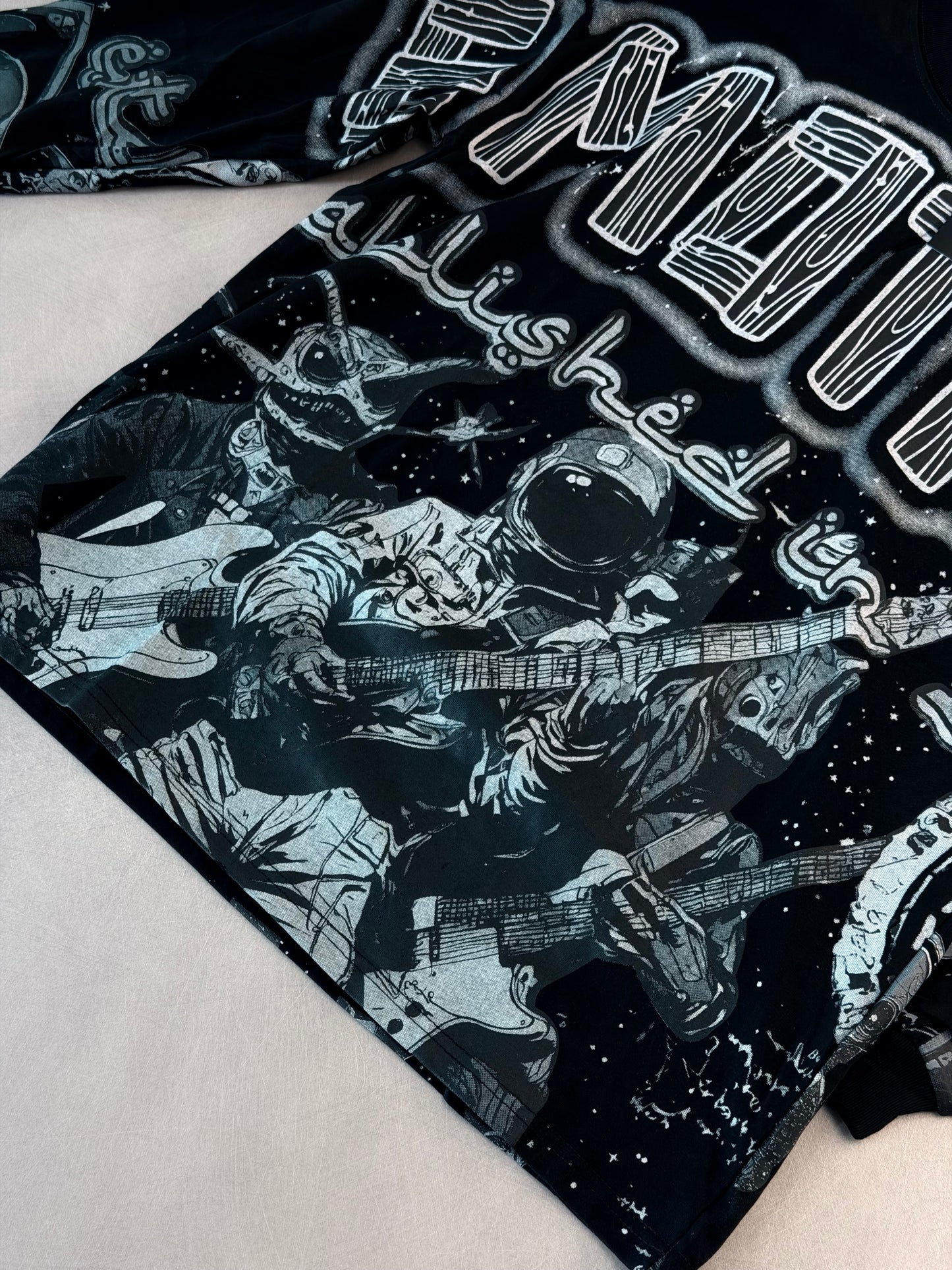 CAMIBUZO EMO NEGRO ASTRONAUTA GUITARRA