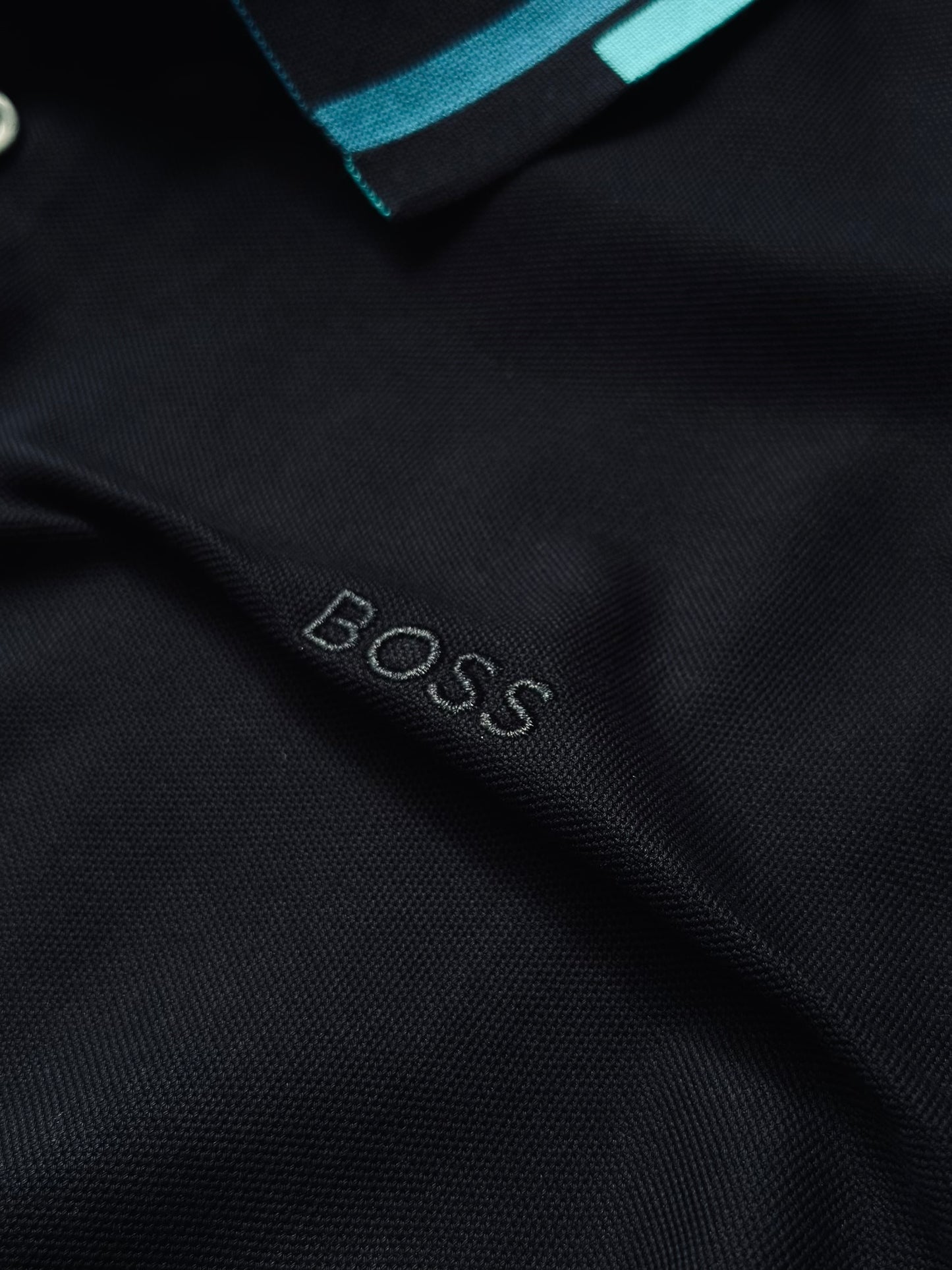 CAMISETA POLO BOS NEGRA CUELLO AZUL