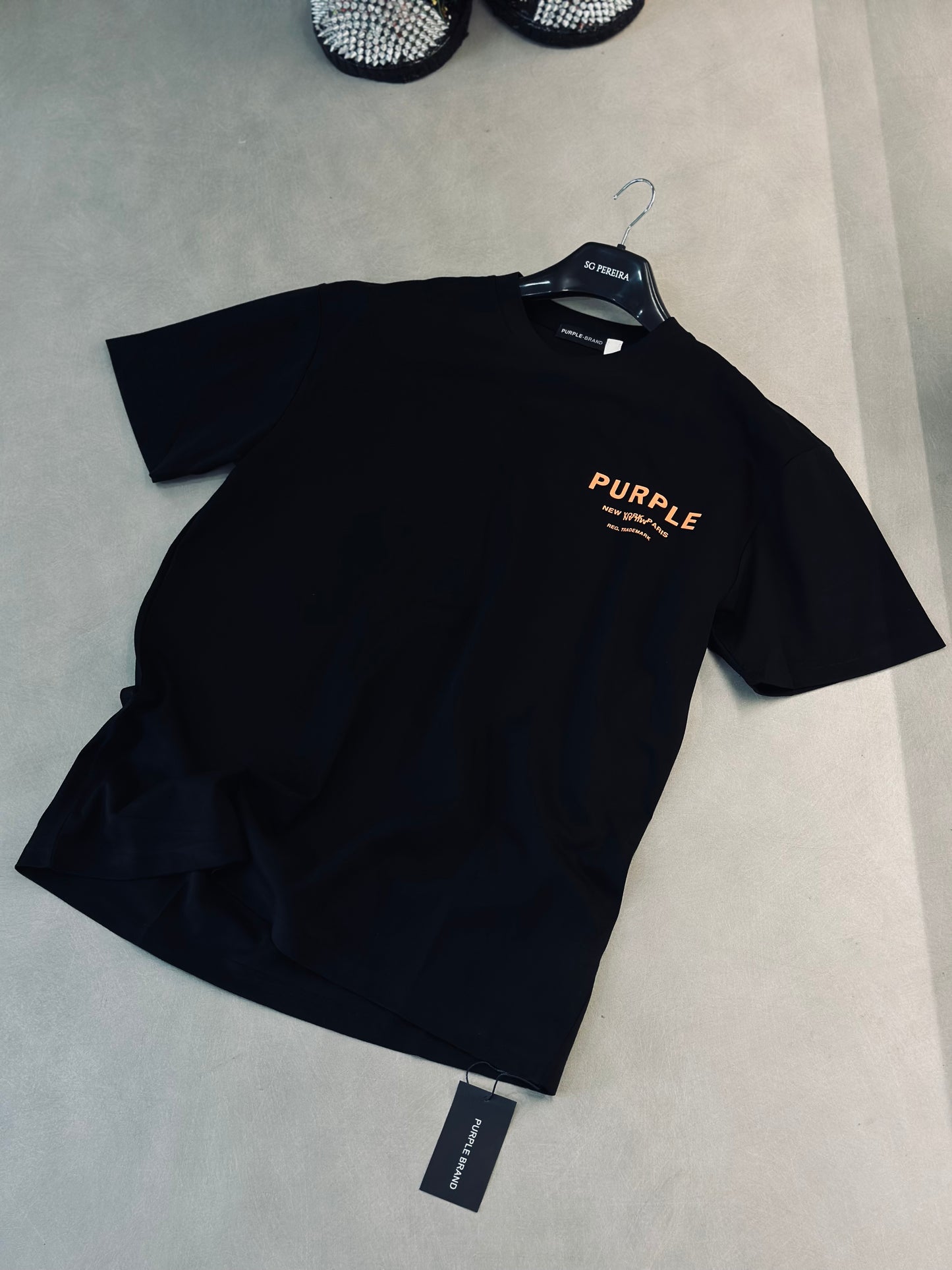 CAMISETA OVERSIZE PUR NEGRA LATERAL NARANJA