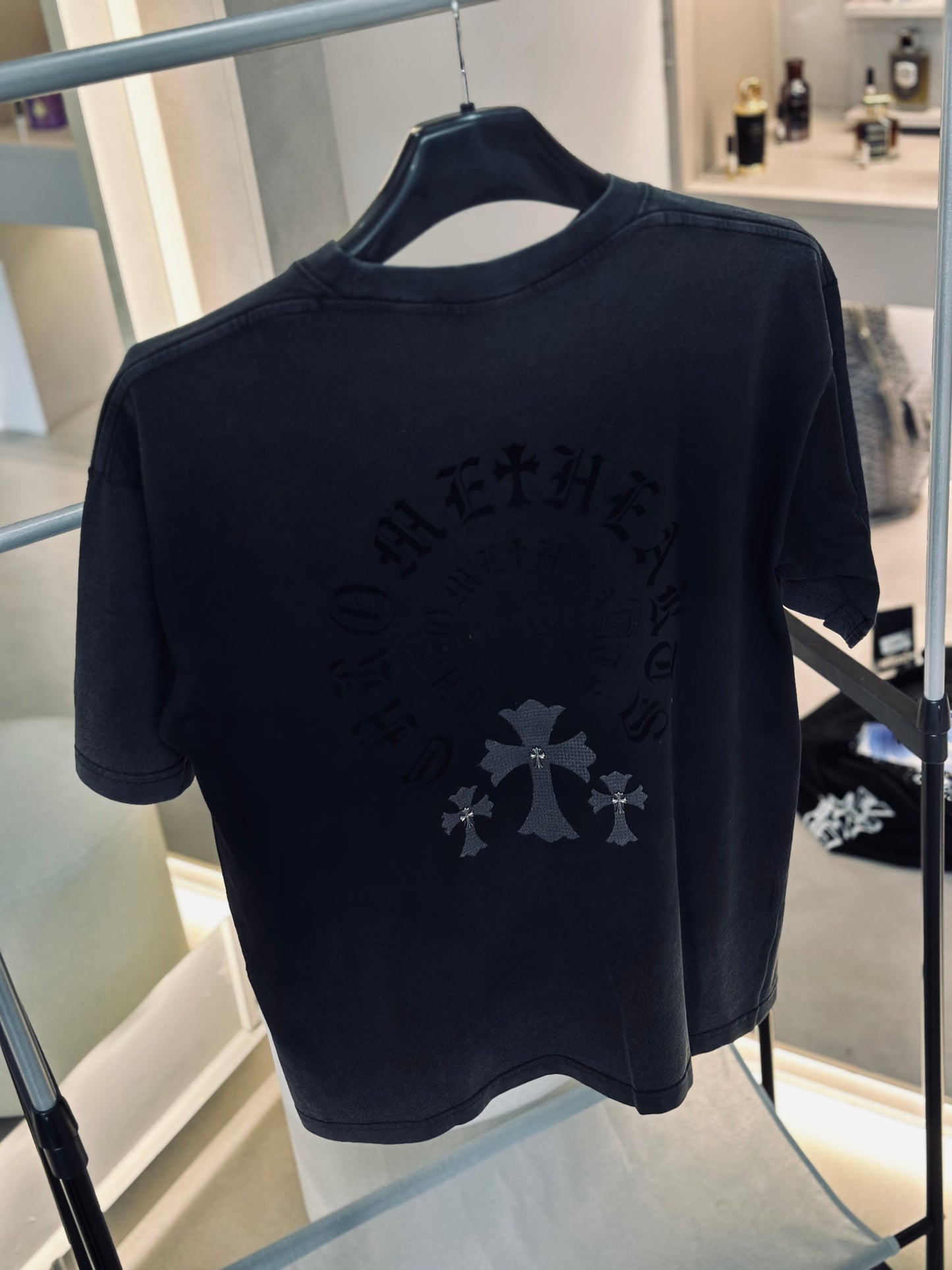 CAMISETA OVERSIZE CHR GRIS OSCURO CRUZ TEJIDO PLACA MET
