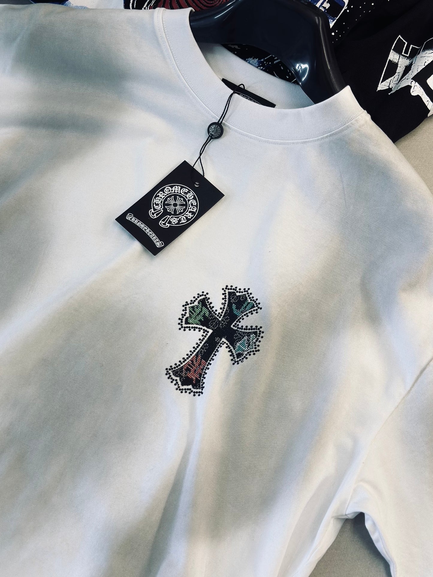 CAMISETA OVERSIZE CHR BLANCA CRUZ TEJIDA RHINESTONE DESGASTES