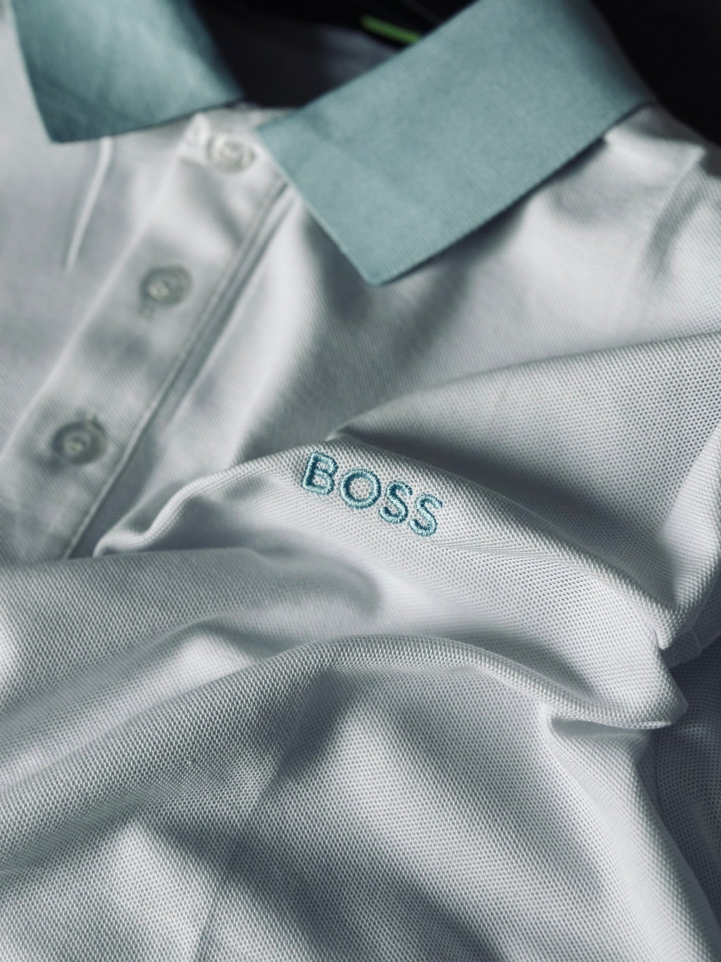 CAMISETA POLO HUG BLANCA CUELLO AZUL CELESTE