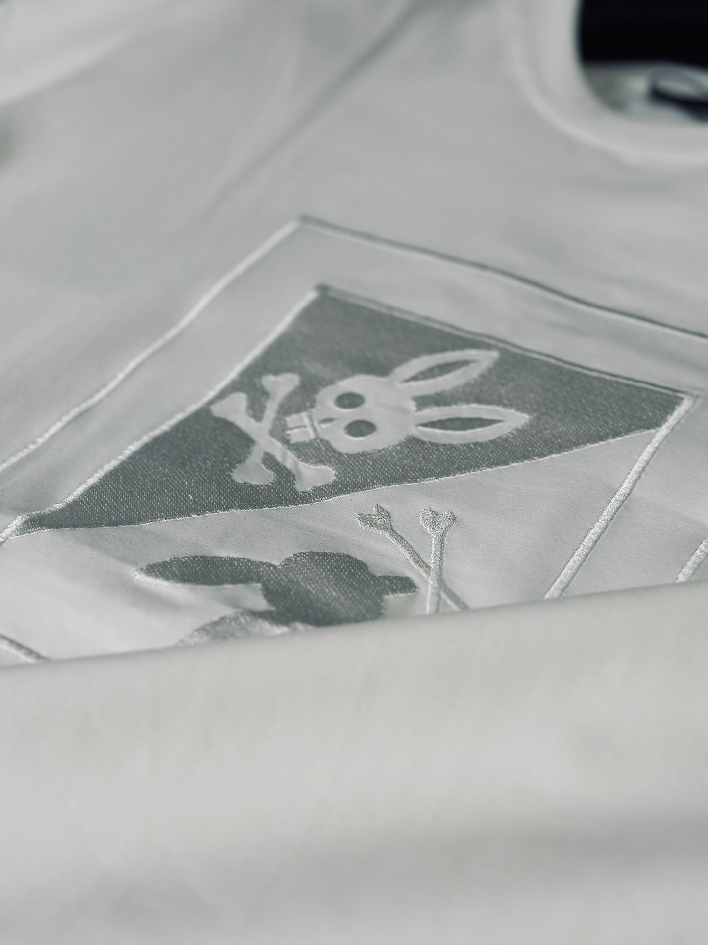 CAMISETA SLIM PSY BLANCA TEJIDO CUADRO LOGO