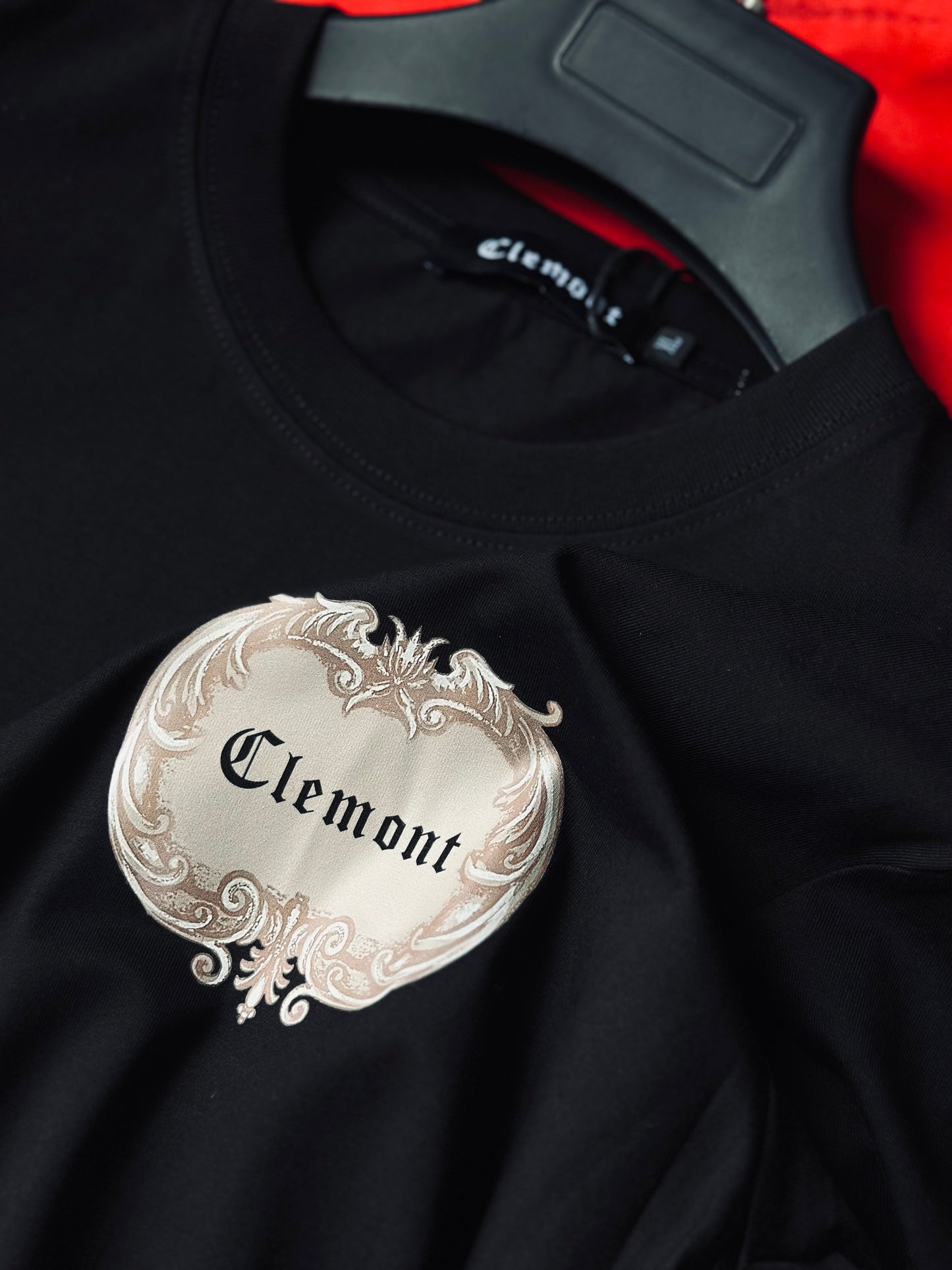 CAMISETA SLIM CLE NEGRA BORDE CAFÉ