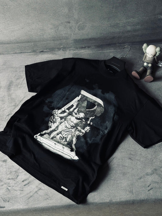 CAMISETA OVERSIZE REP NEGRA "R" ESCULTURA