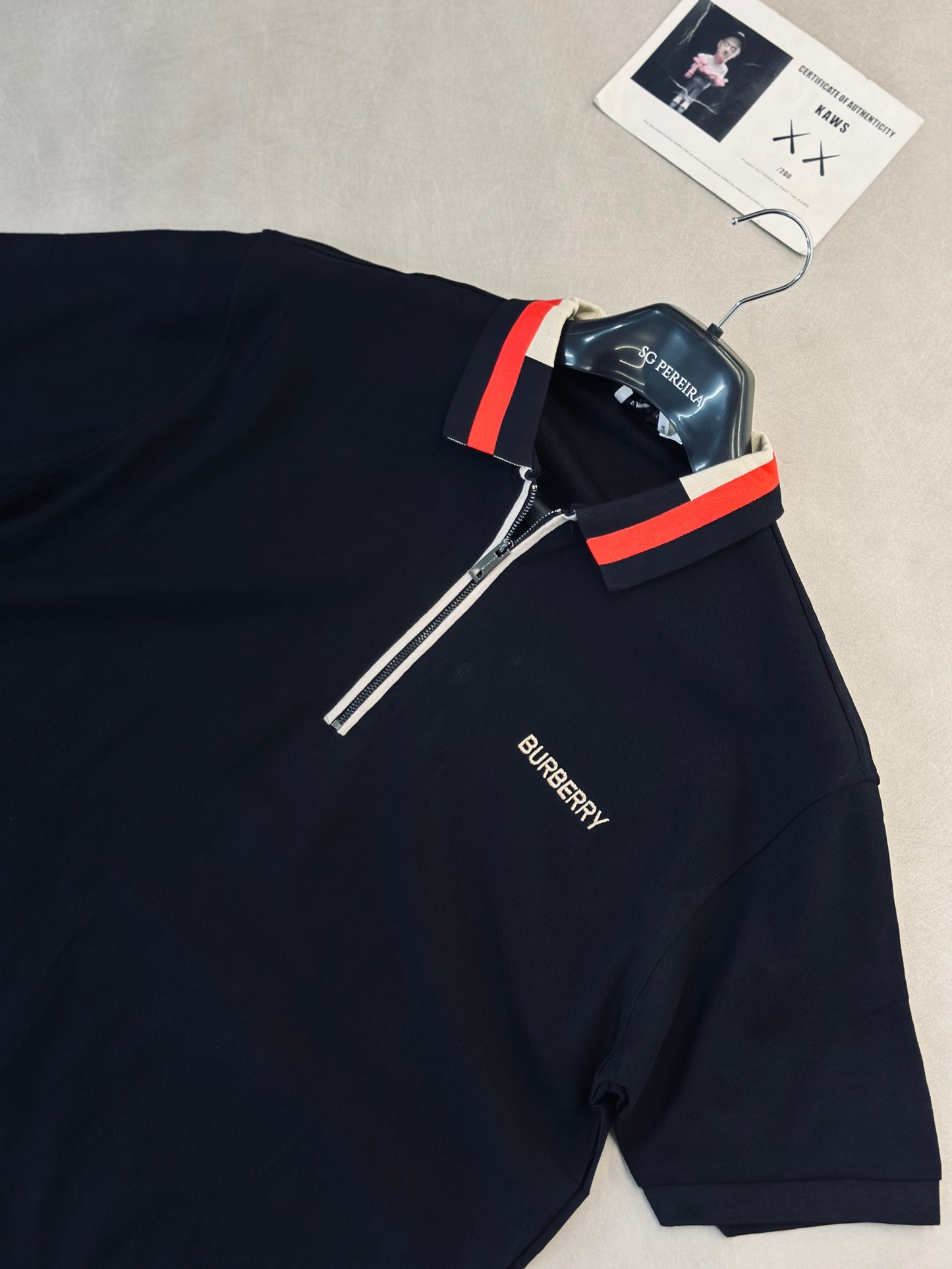 CAMISETA POLO BUR NEGRA CREMALLERA CUELLO ROJO