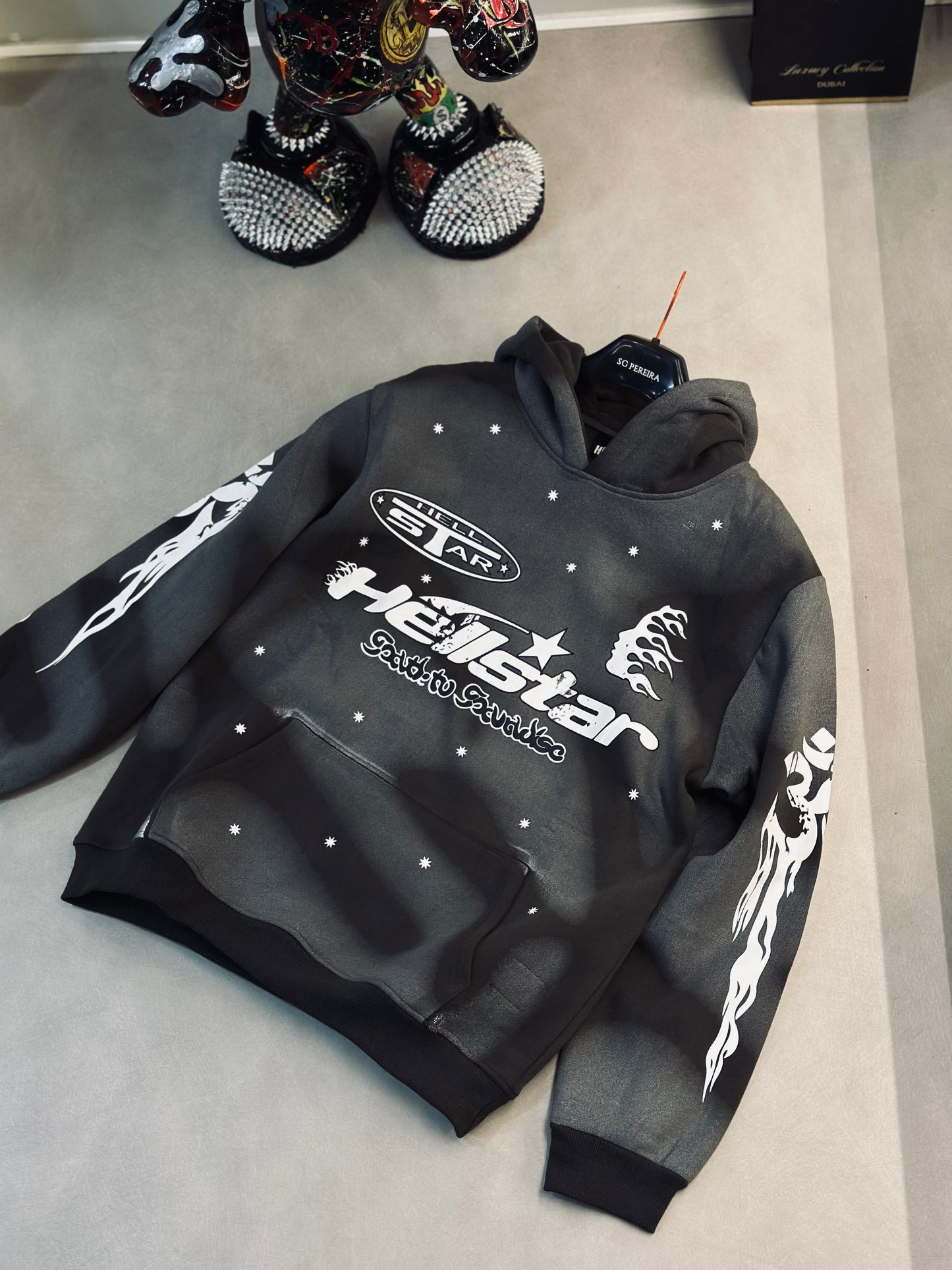 HOODIE HEL GRIS DETALLES BLANCOS