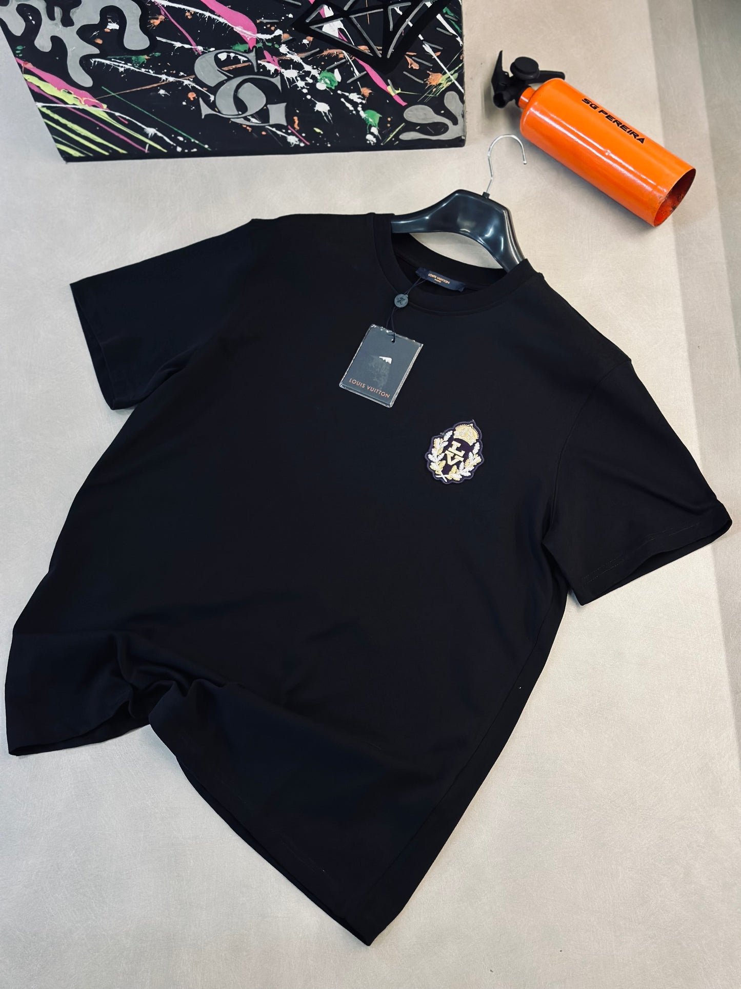 CAMISETA OVERSIZE LOU NEGRA PLACA MORADA