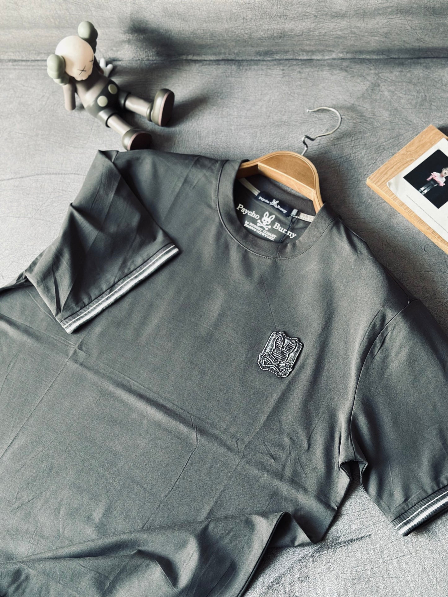 CAMISETA SLIM PSY GRIS LOGO ALTORRELIEVE