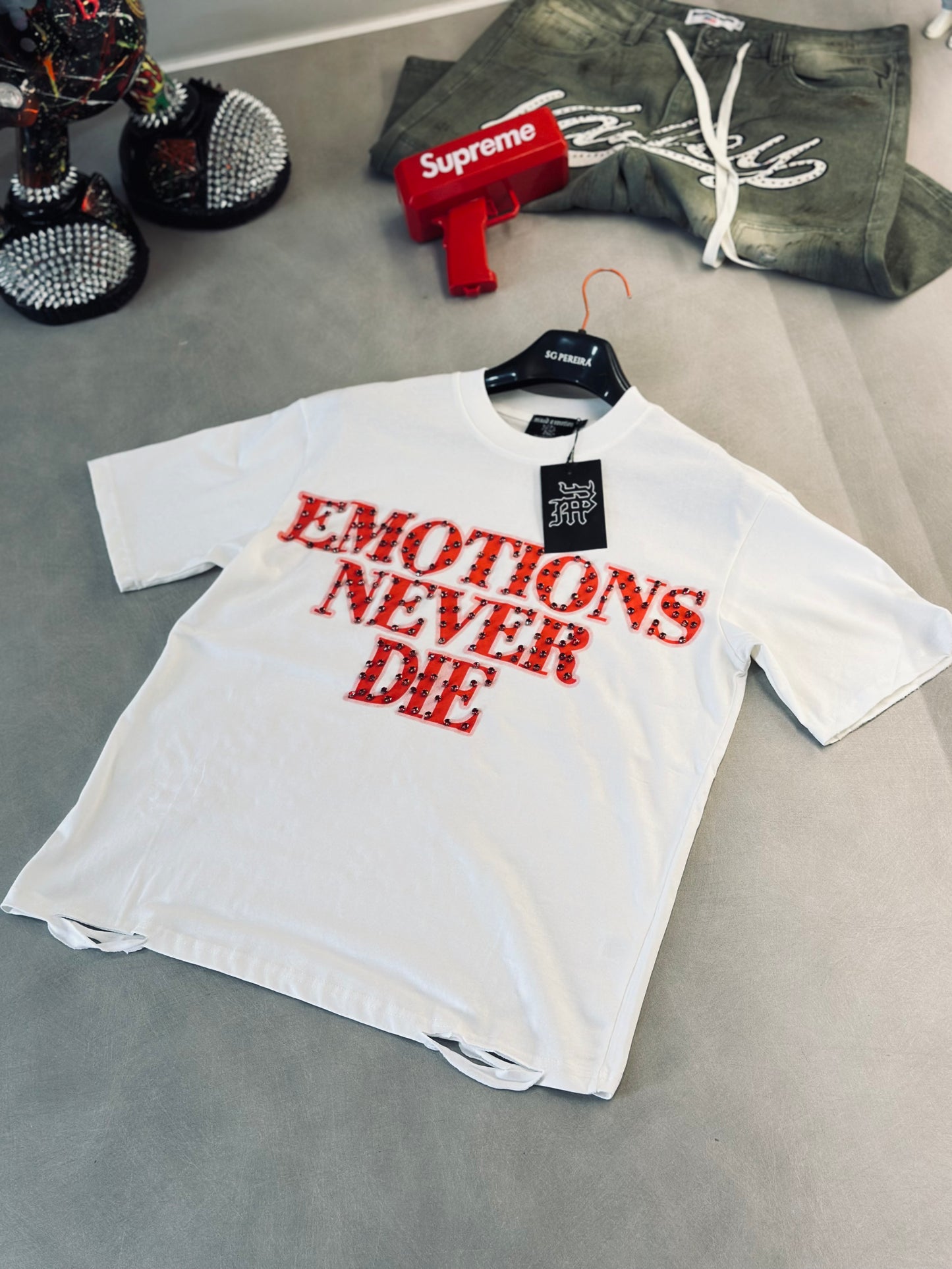 CAMISETA OVERSIZE EMO BLANCA RHINESTONE NEVER LOGO ROJO