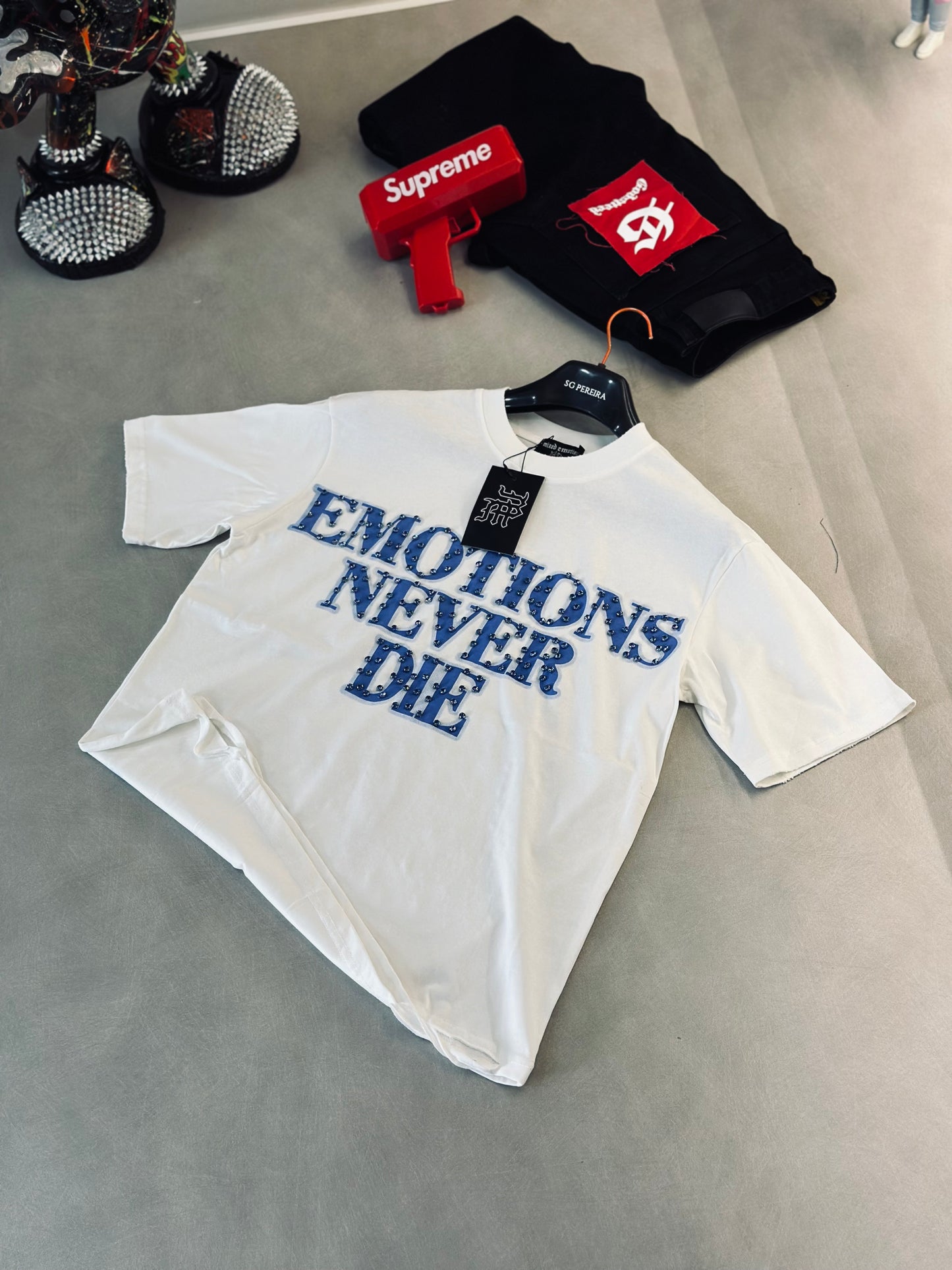CAMISETA OVERSIZE EMO BLANCA RHINESTONE NEVER LOGO AZUL