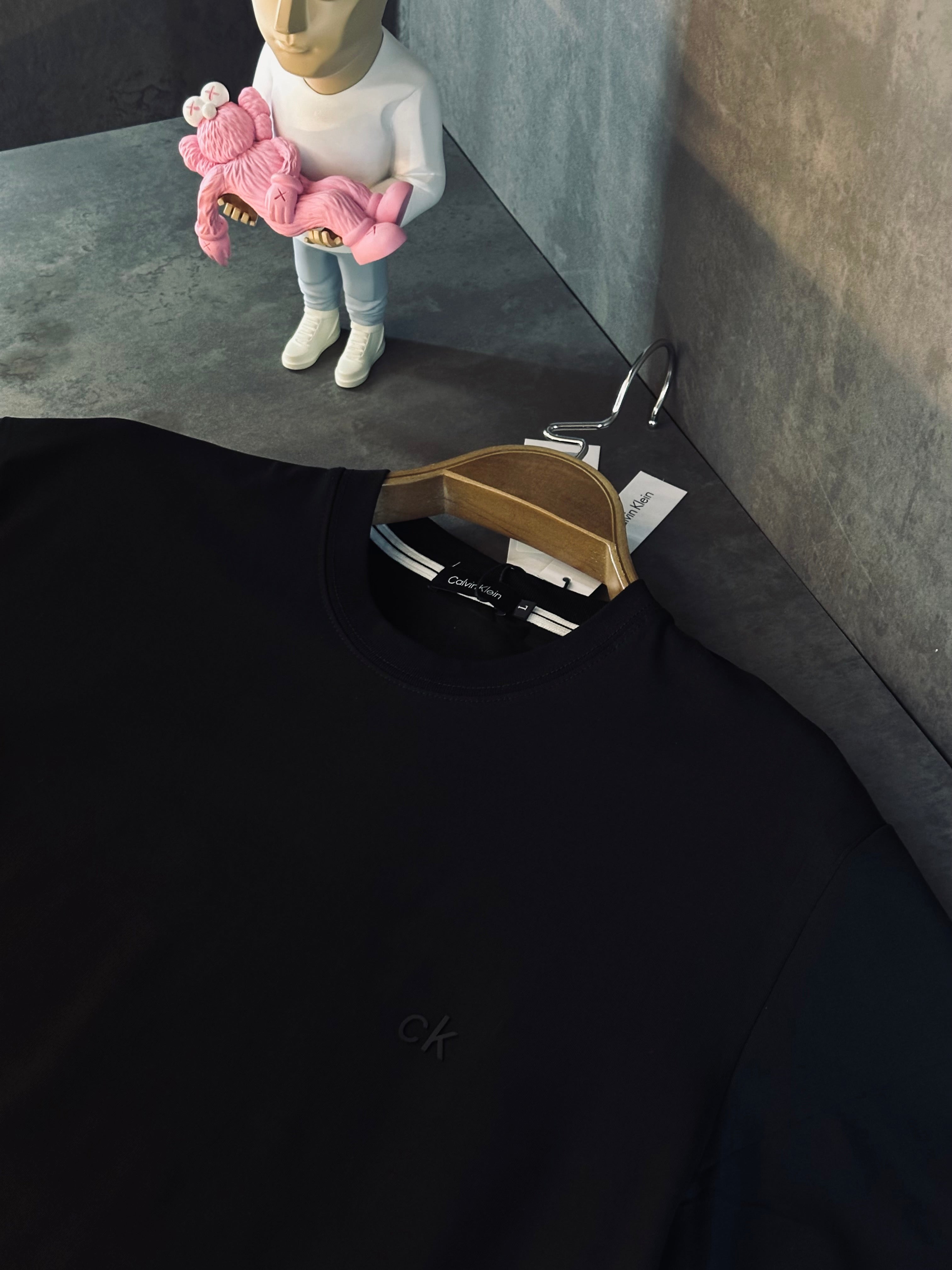 CAMISETA SLIM CAL NEGRA CLÁSICA – SG PEREIRA
